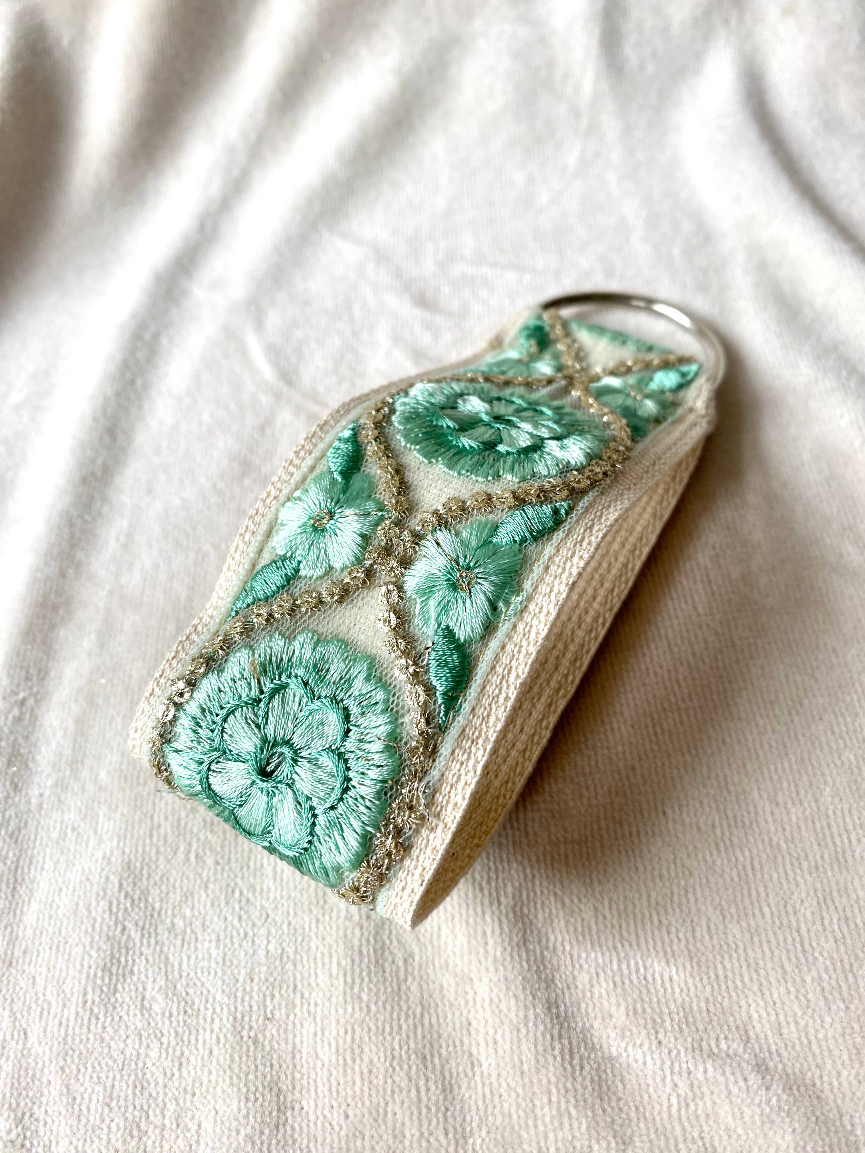 Silver Mint ~ Stoff-Schlüsselanhänger mit Blumenmuster zum Verschenken