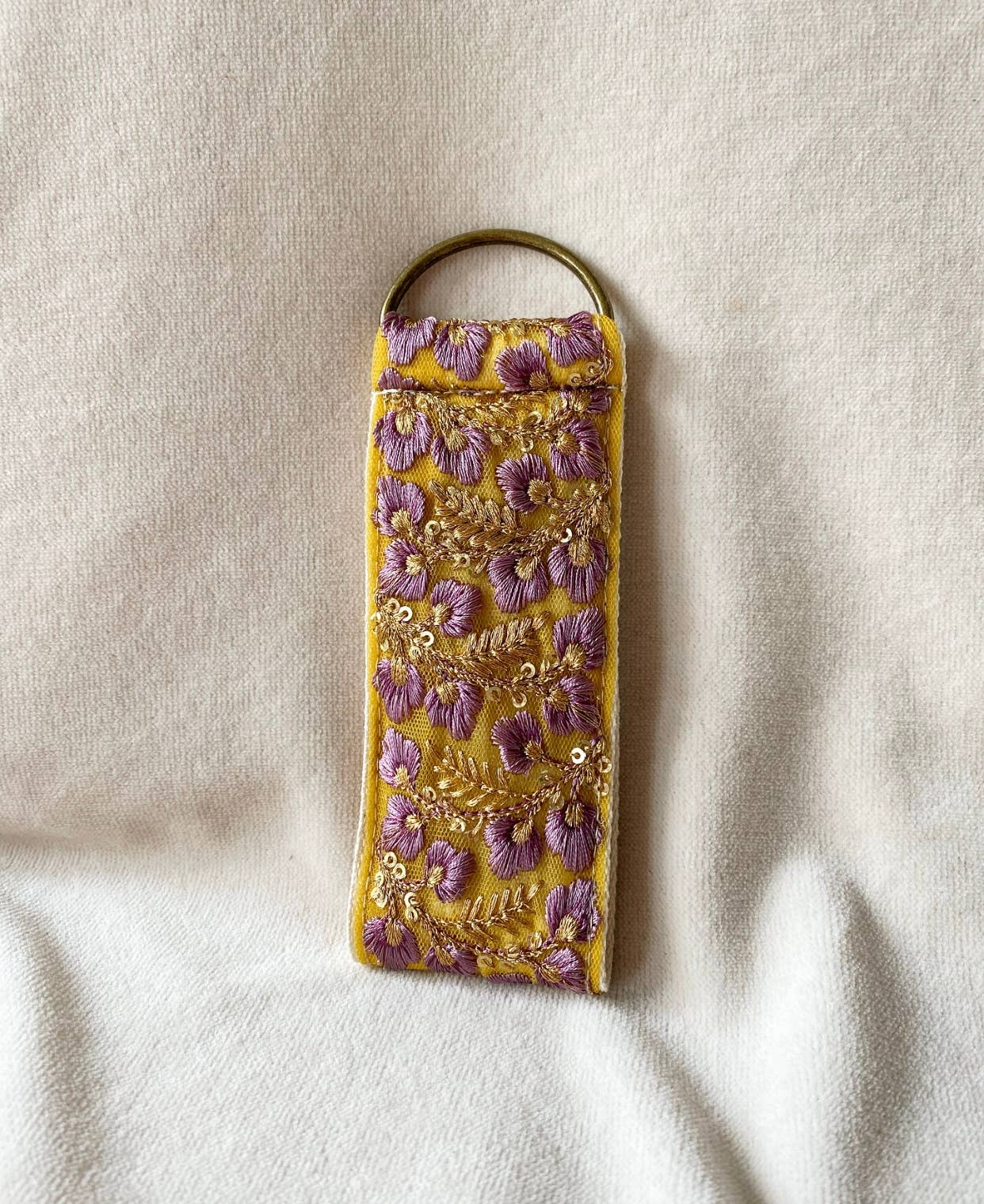 Ditsy Floral in gelb/lila ~ Stoff-Schlüsselanhänger mit Blumenmuster