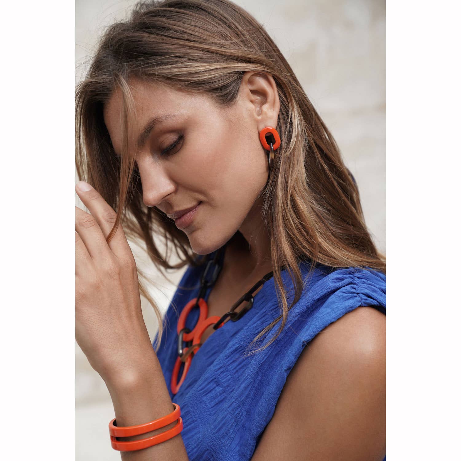 Ohrringe mit Horn-Gliedern in Orange und Braun – Schmuckgeschenk für Frauen
