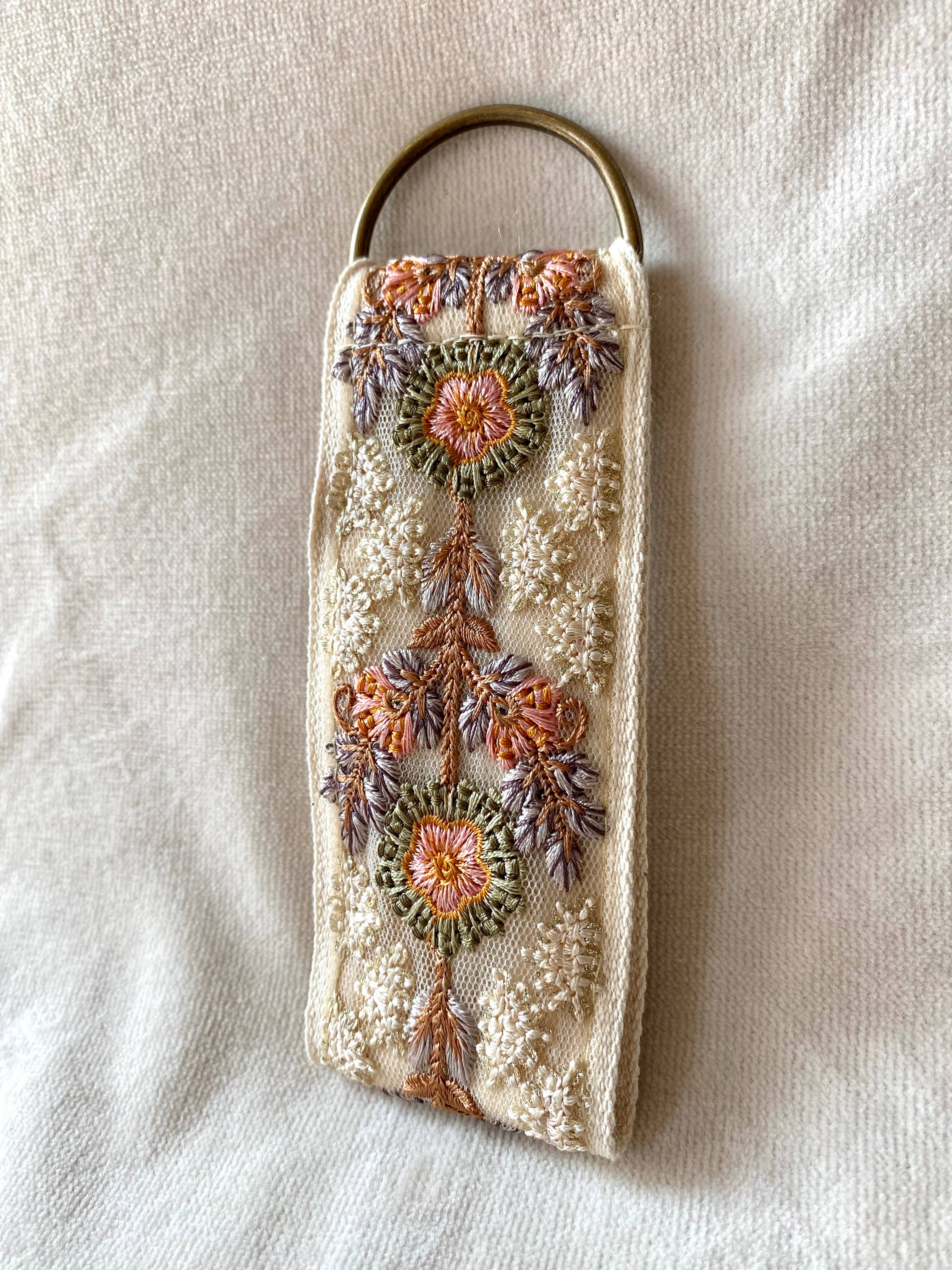 Schneeflocke in Beige - Blumen-Schlüsselanhänger - Herbstgeschenke