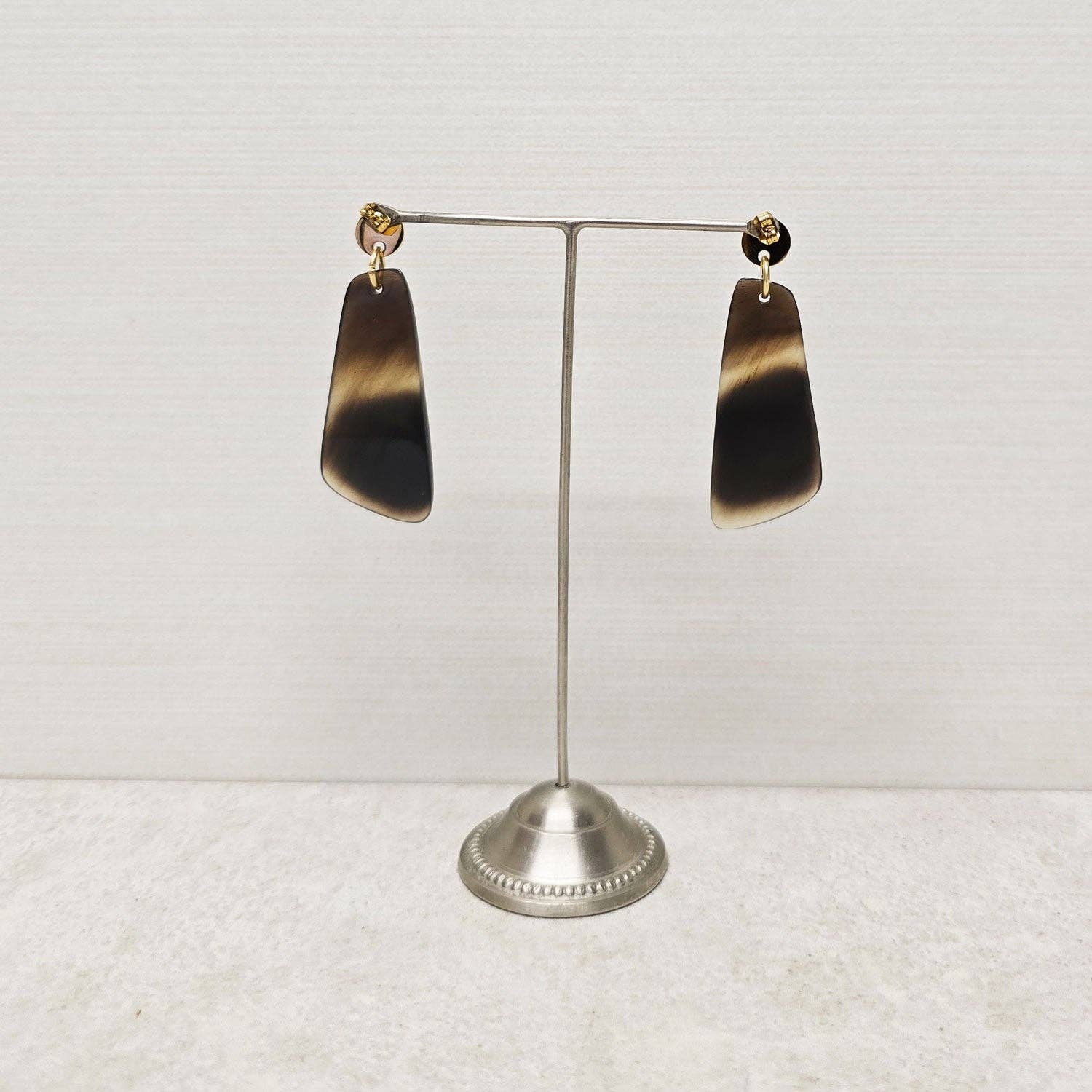 Brauner Ohrring in natürlicher Hornform - Gold