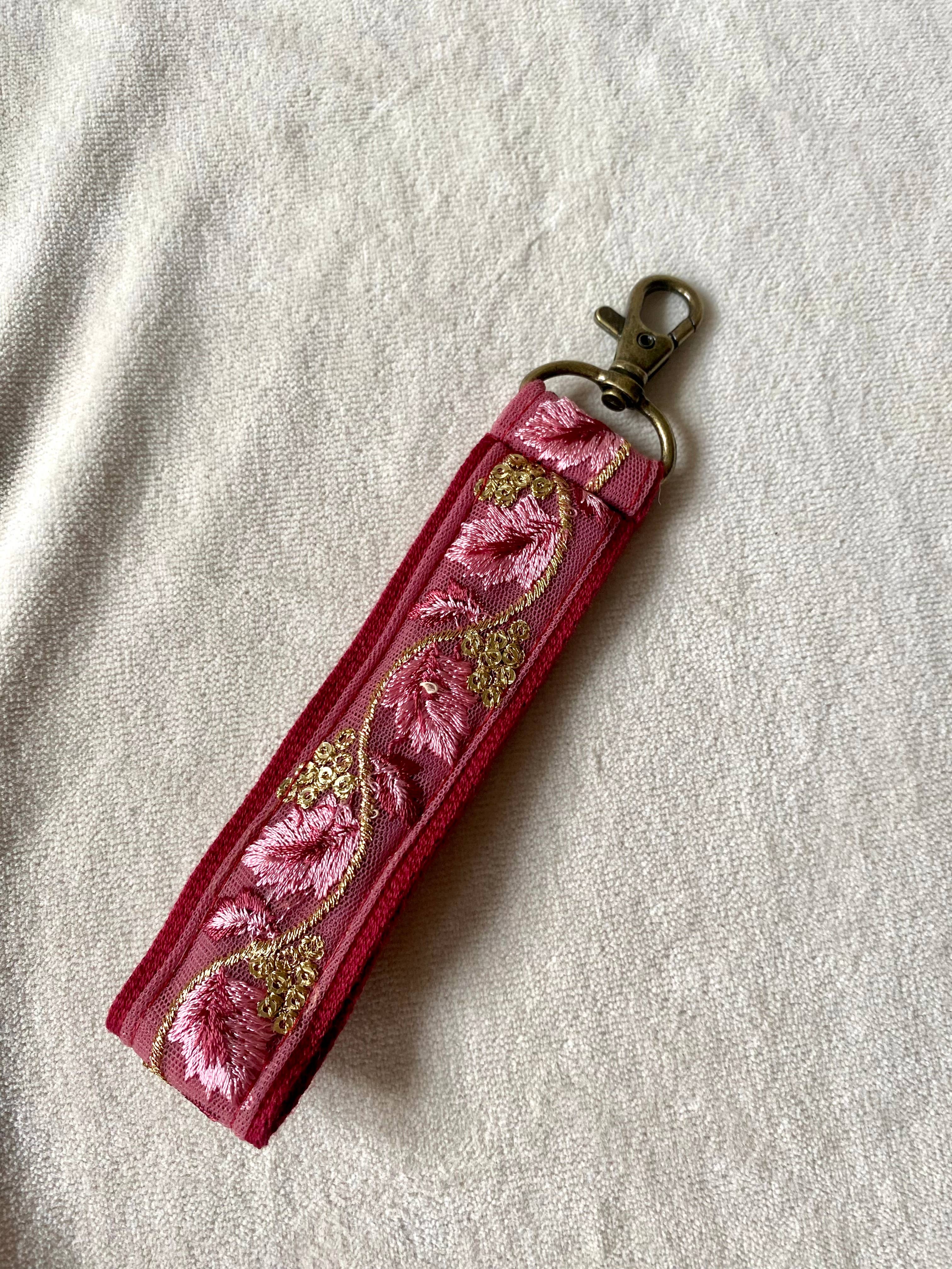 Golden in Pink ~ Blumen-Schlüsselanhänger aus Stoff mit Weihnachtshaken