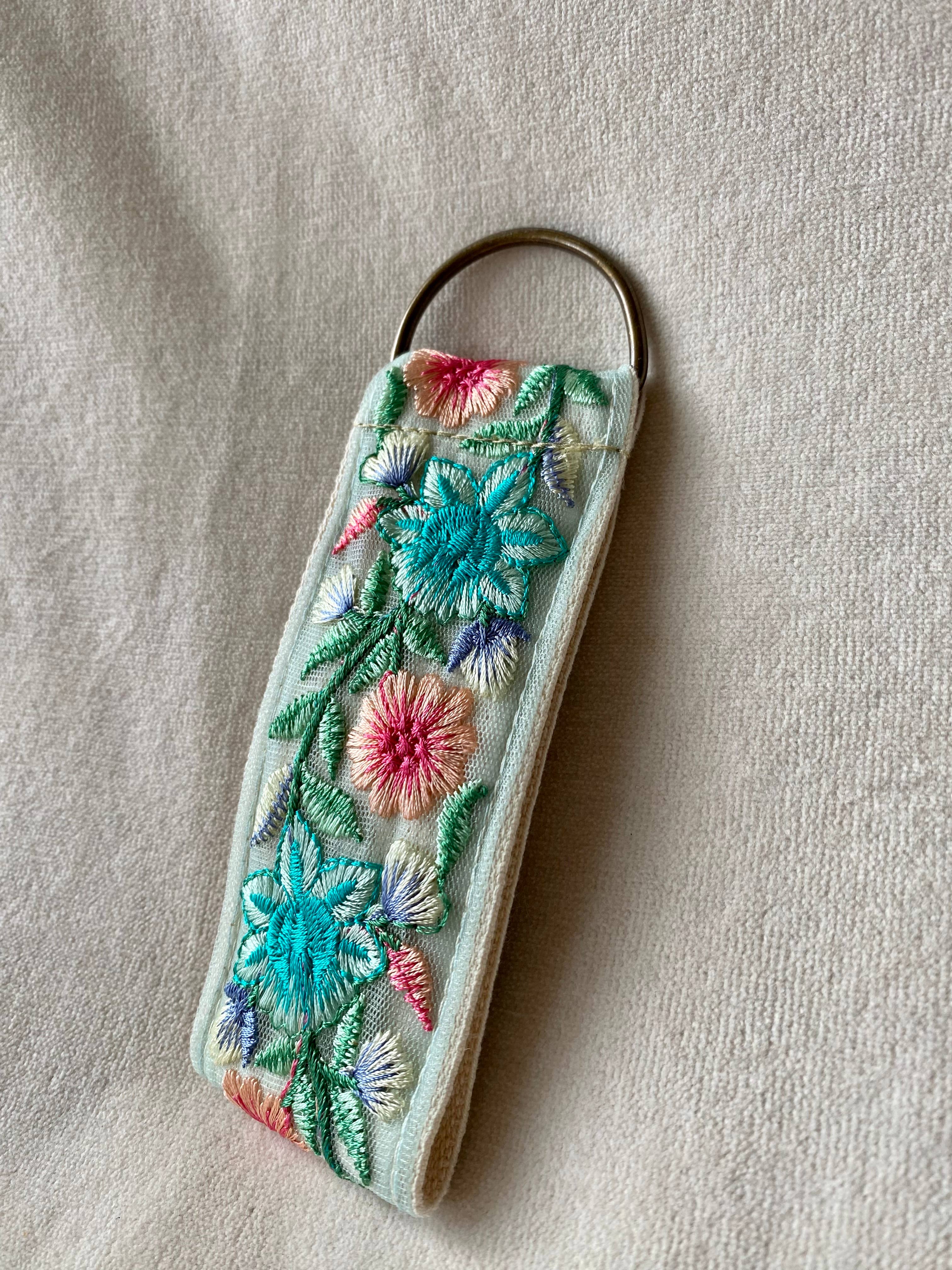 Blaue Meerjungfrau ~ Stoff-Schlüsselanhänger mit Blumenmuster, Geschenk zum Valentinstag