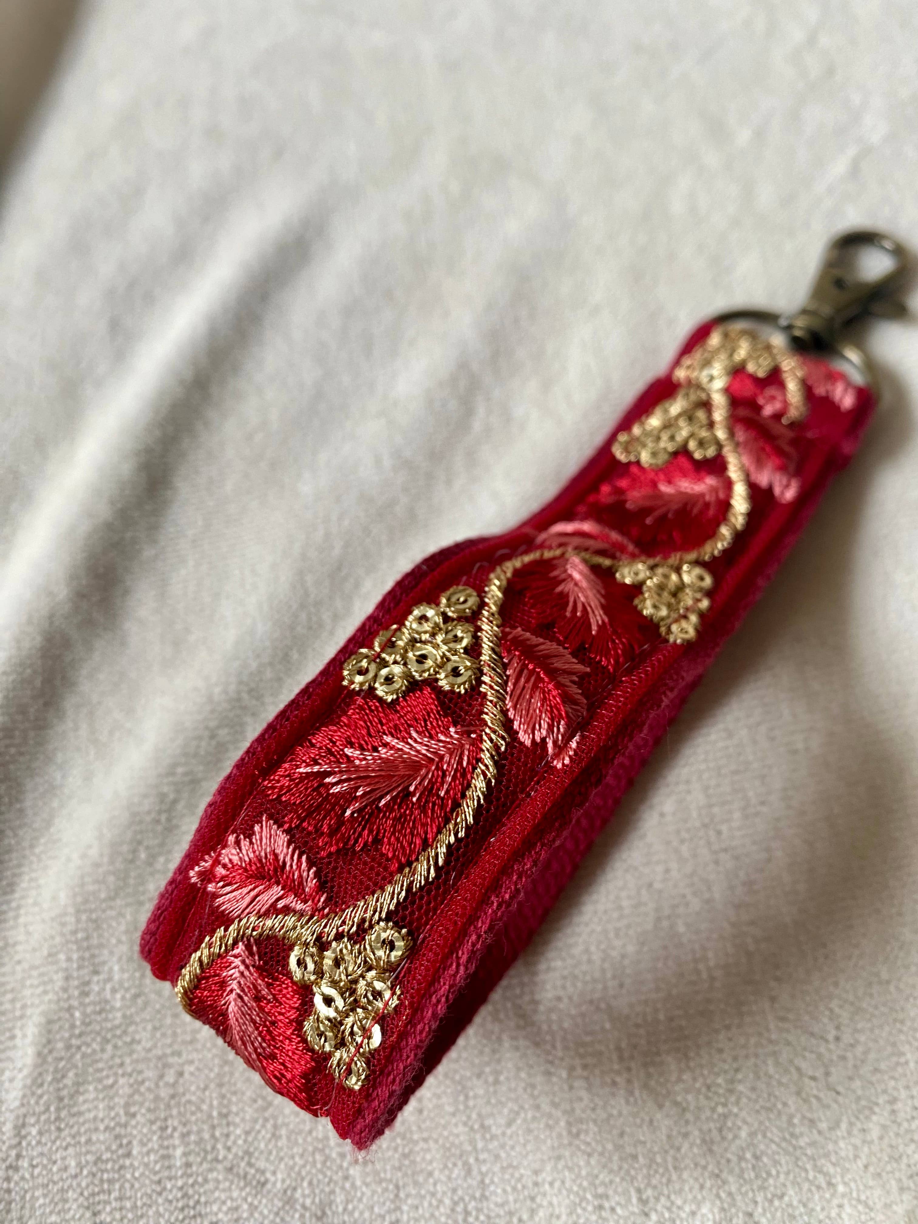 Golden in Ruby ~ Blumen-Schlüsselanhänger aus Stoff mit Weihnachtshaken