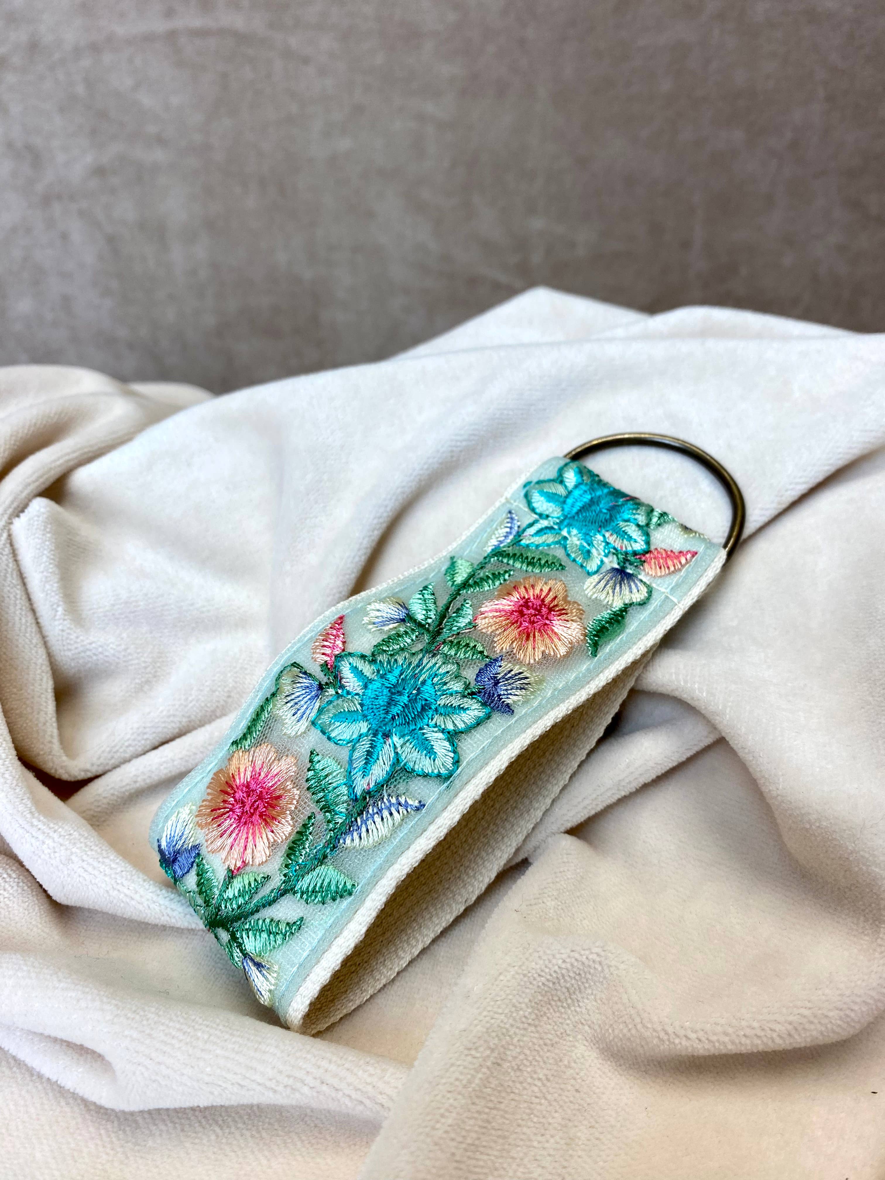 Blaue Meerjungfrau ~ Stoff-Schlüsselanhänger mit Blumenmuster, Geschenk zum Valentinstag