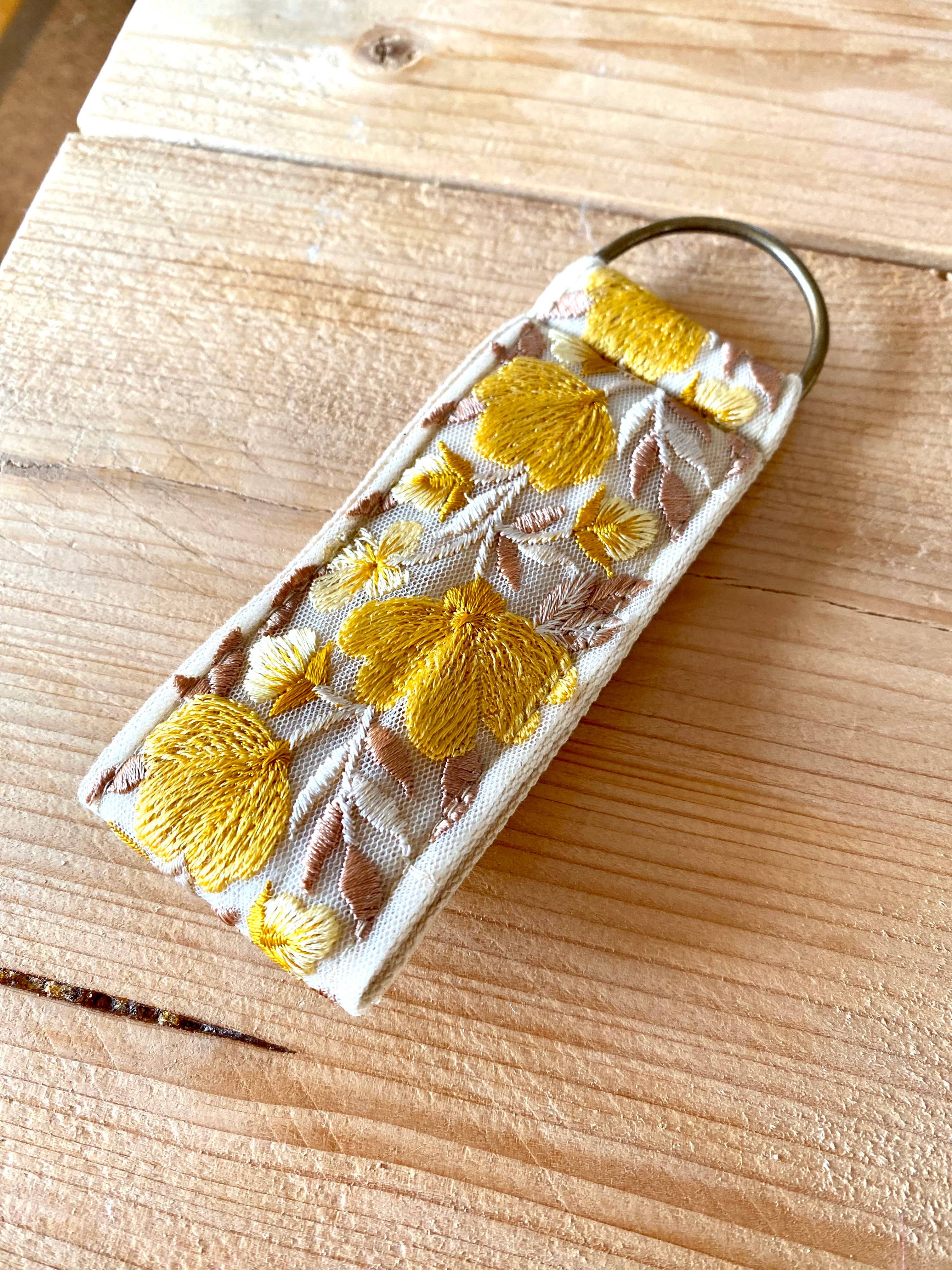 Flora in Gelb ~ Blumenmuster als Schlüsselanhänger aus Stoff zum Verschenken