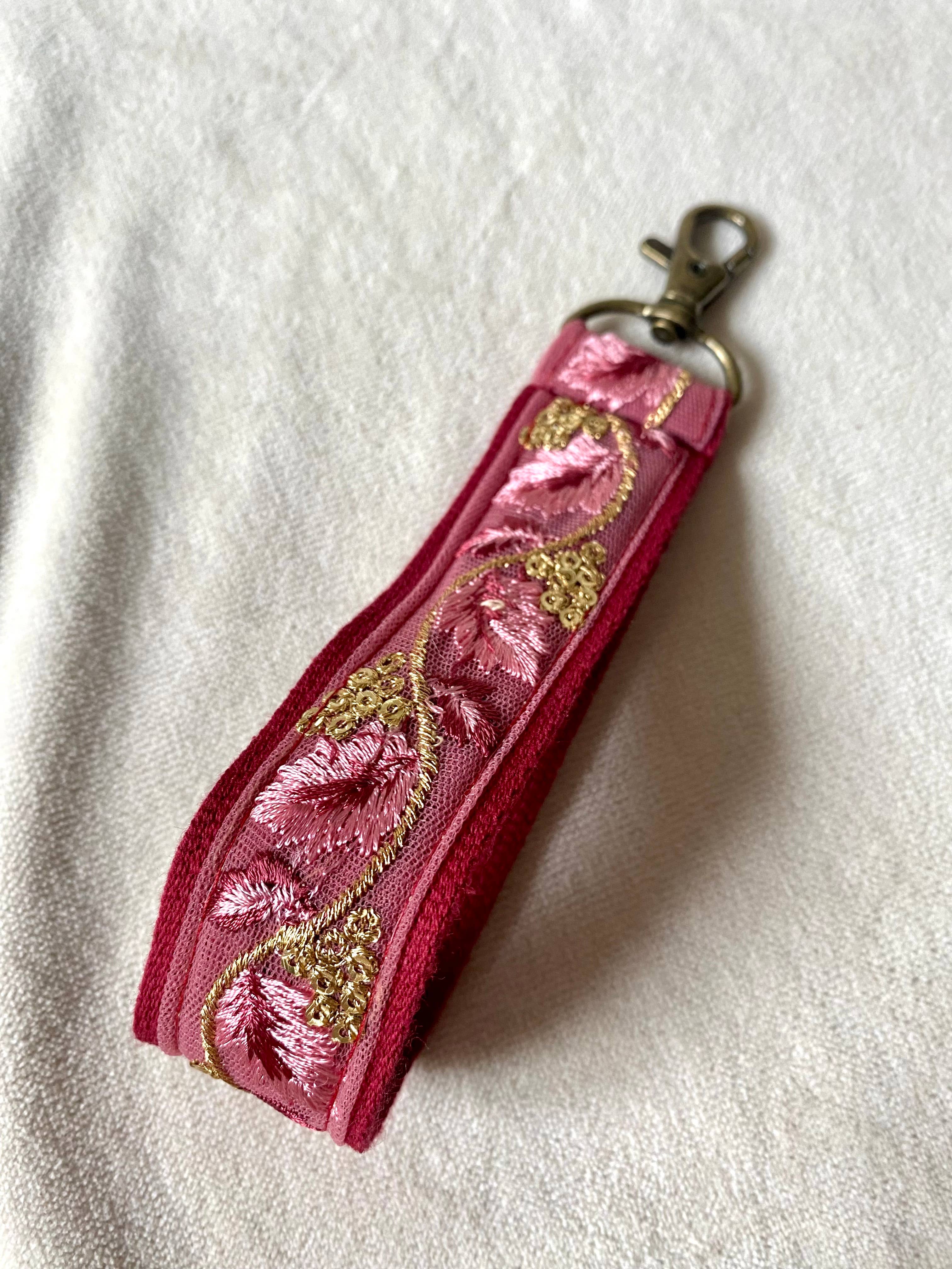 Golden in Pink ~ Blumen-Schlüsselanhänger aus Stoff mit Weihnachtshaken