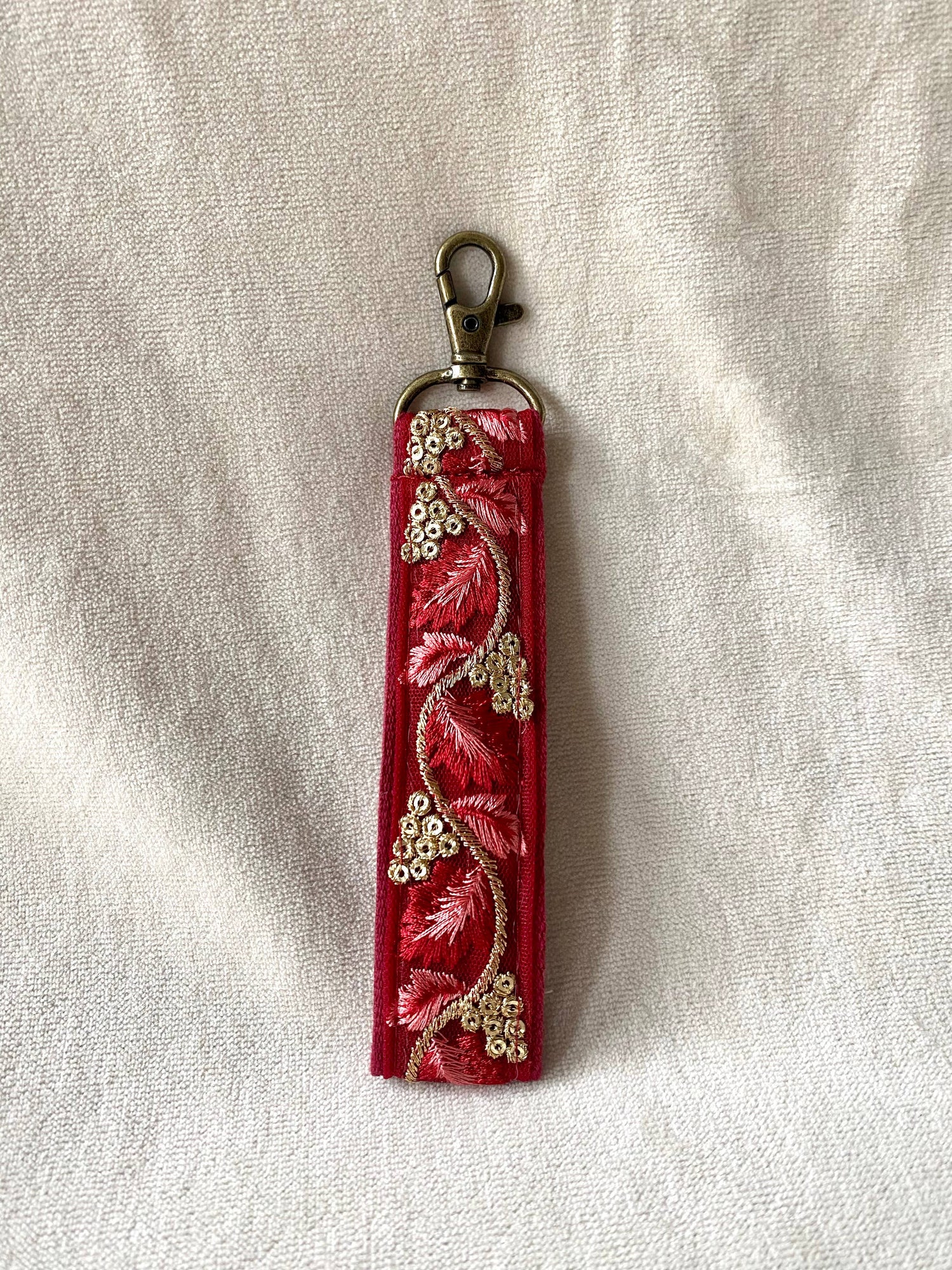 Golden in Ruby ~ Blumen-Schlüsselanhänger aus Stoff mit Weihnachtshaken