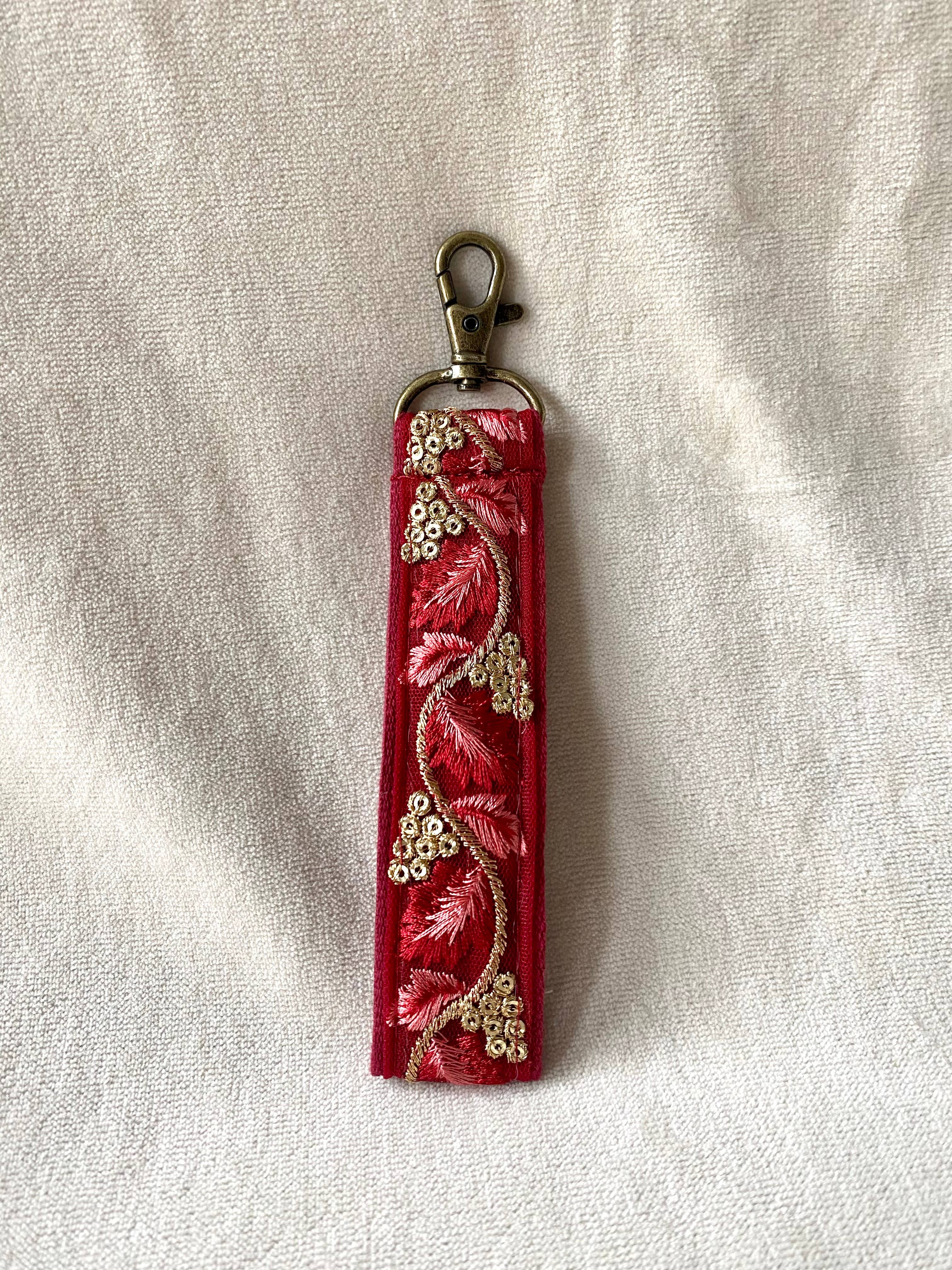 Golden in Ruby ~ Blumen-Schlüsselanhänger aus Stoff mit Weihnachtshaken