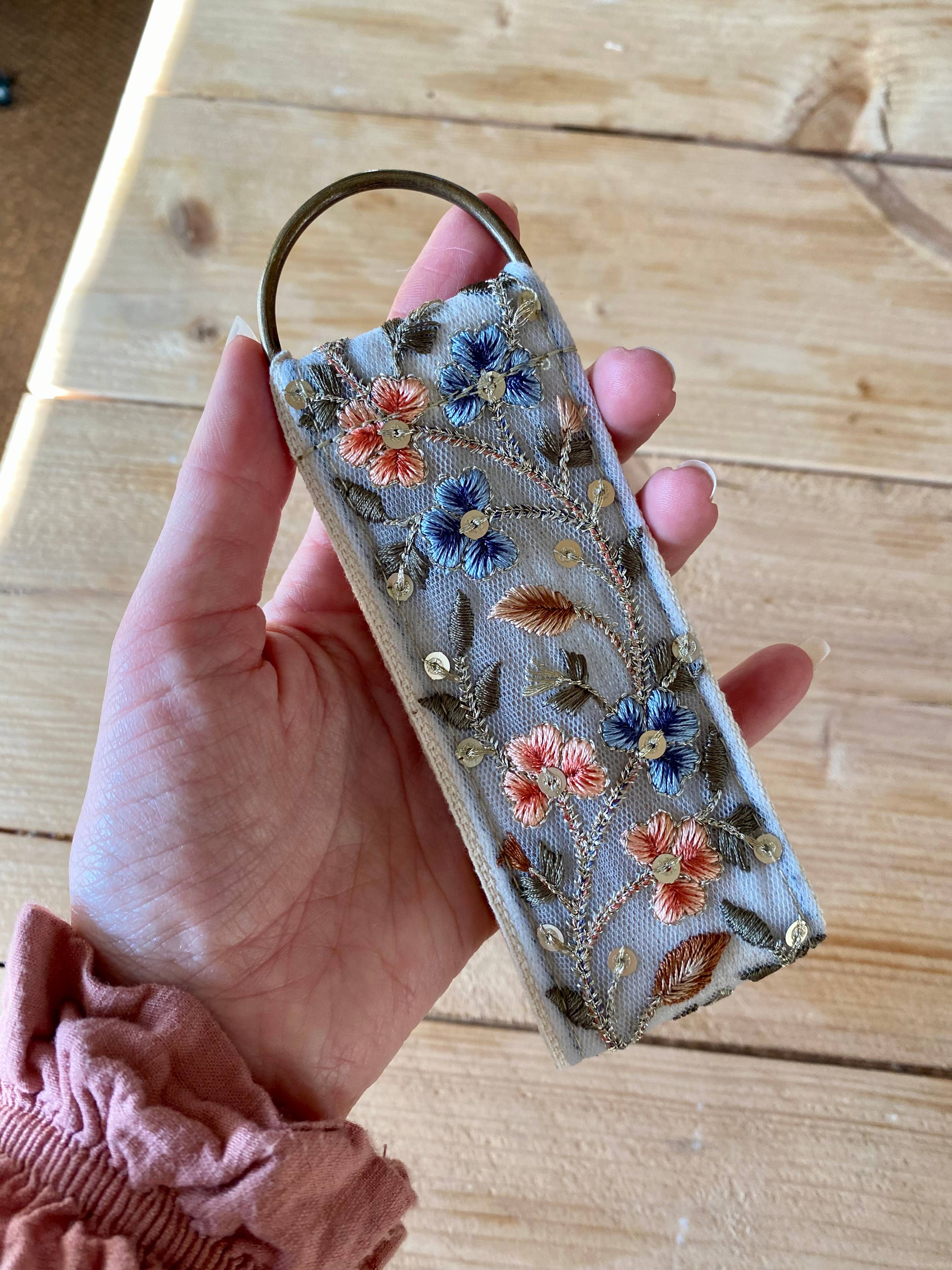 Beeren in Blau ~ Schlüsselanhänger aus Stoff mit Blumenmuster als Geschenk
