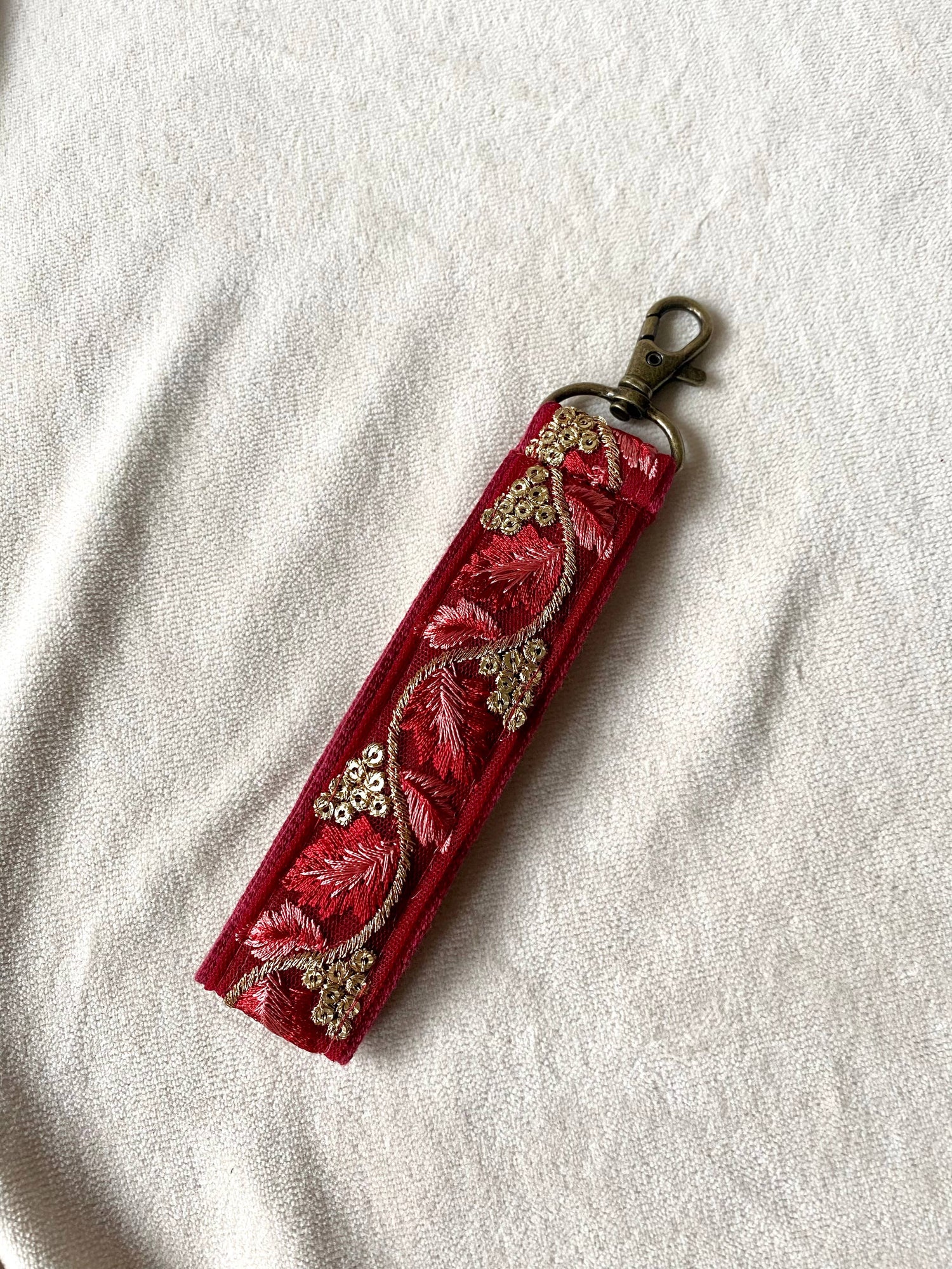 Golden in Ruby ~ Blumen-Schlüsselanhänger aus Stoff mit Weihnachtshaken