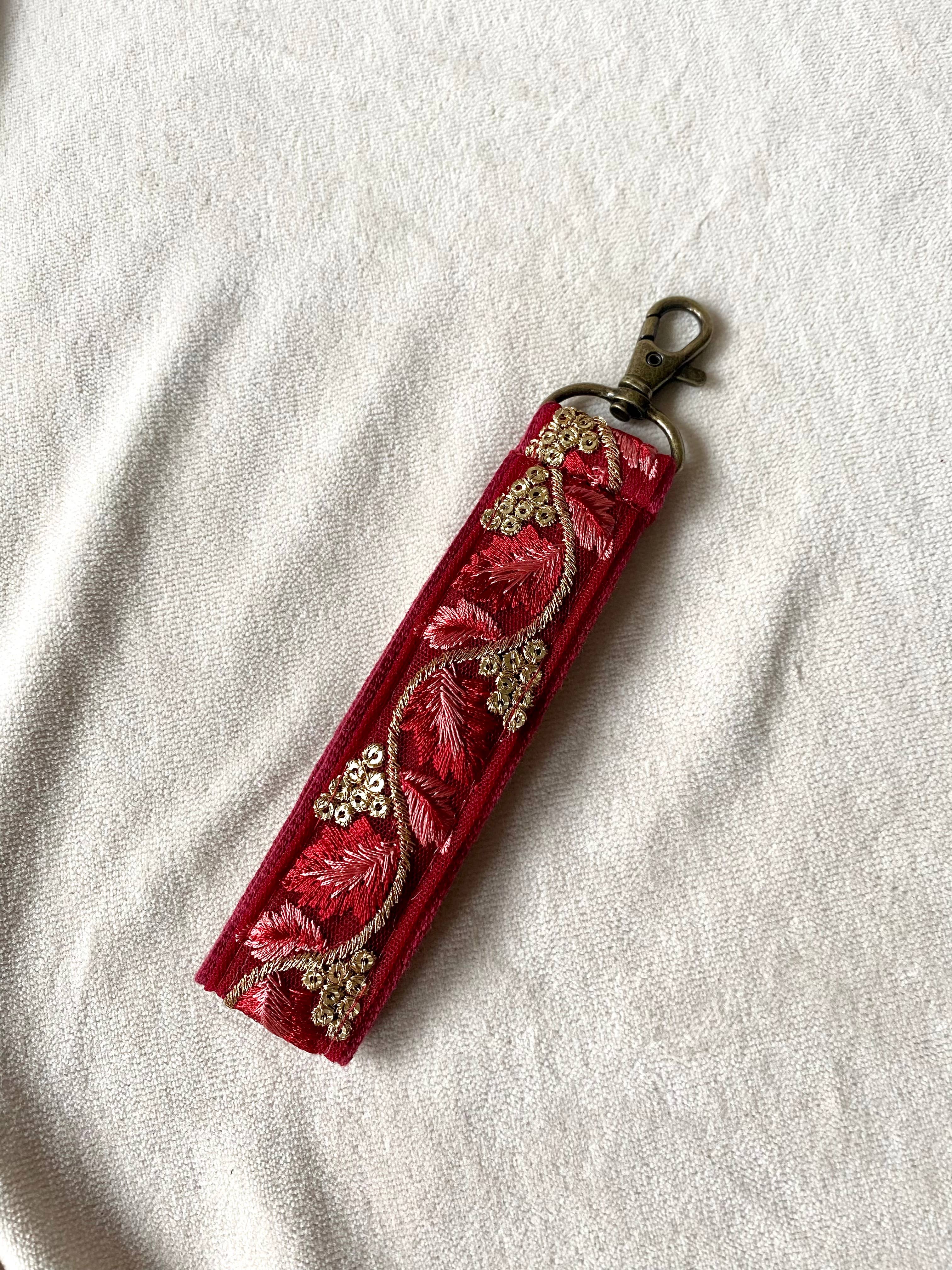 Golden in Ruby ~ Blumen-Schlüsselanhänger aus Stoff mit Weihnachtshaken