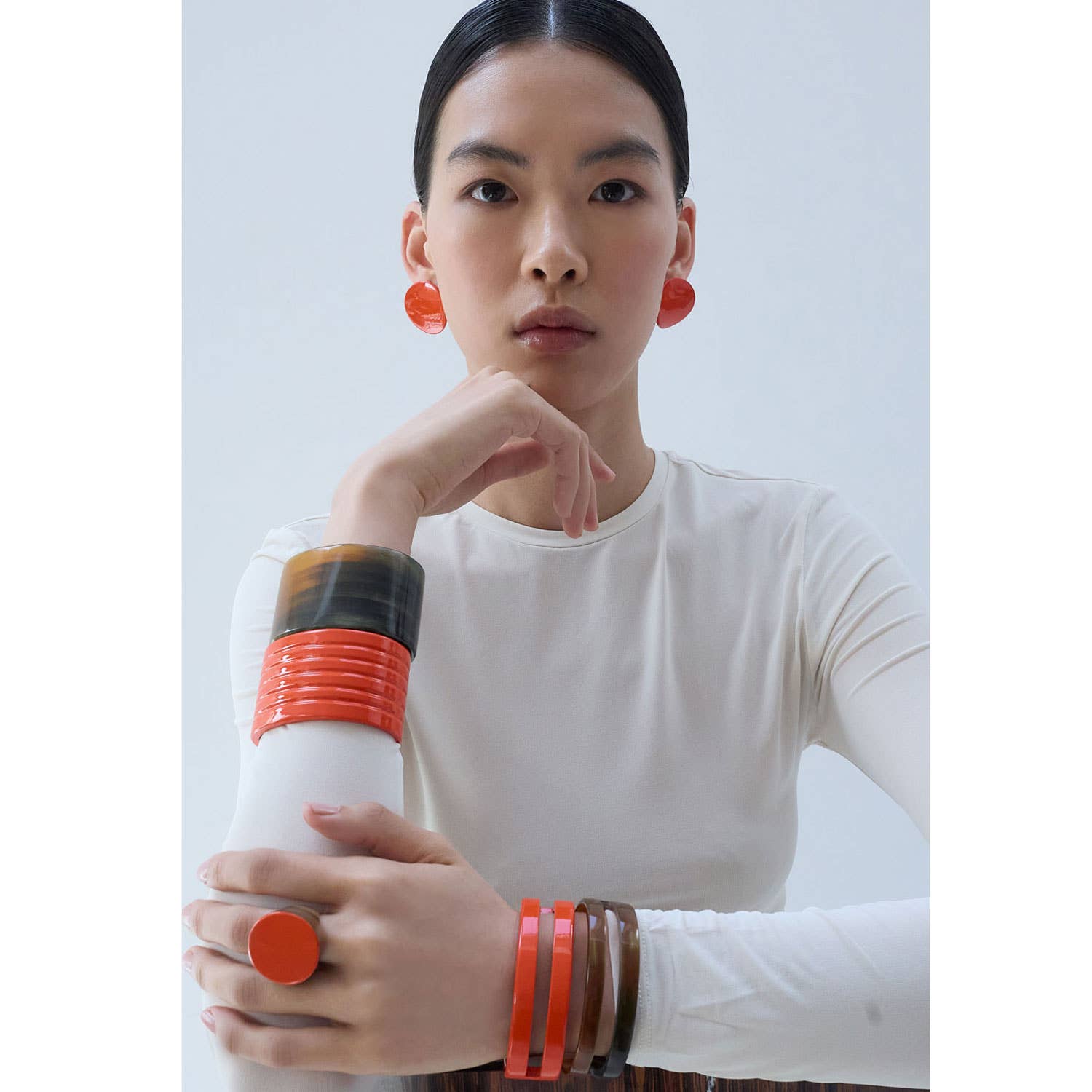 Orangefarbene Büffelhorn-Sommerarmspange für Damen