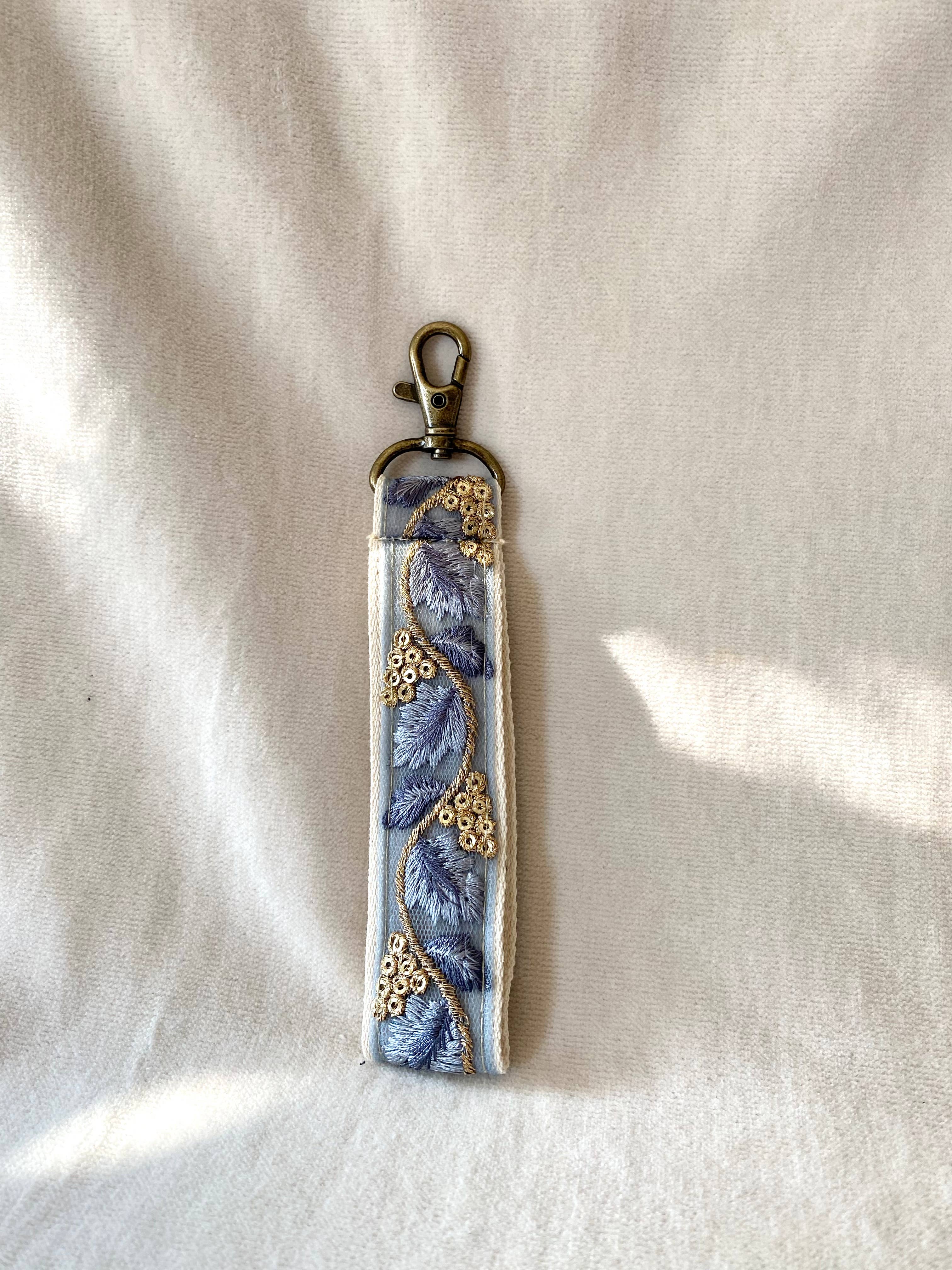 Golden in Blue ~ geblümter Stoff-Schlüsselanhänger mit Haken zum Verschenken