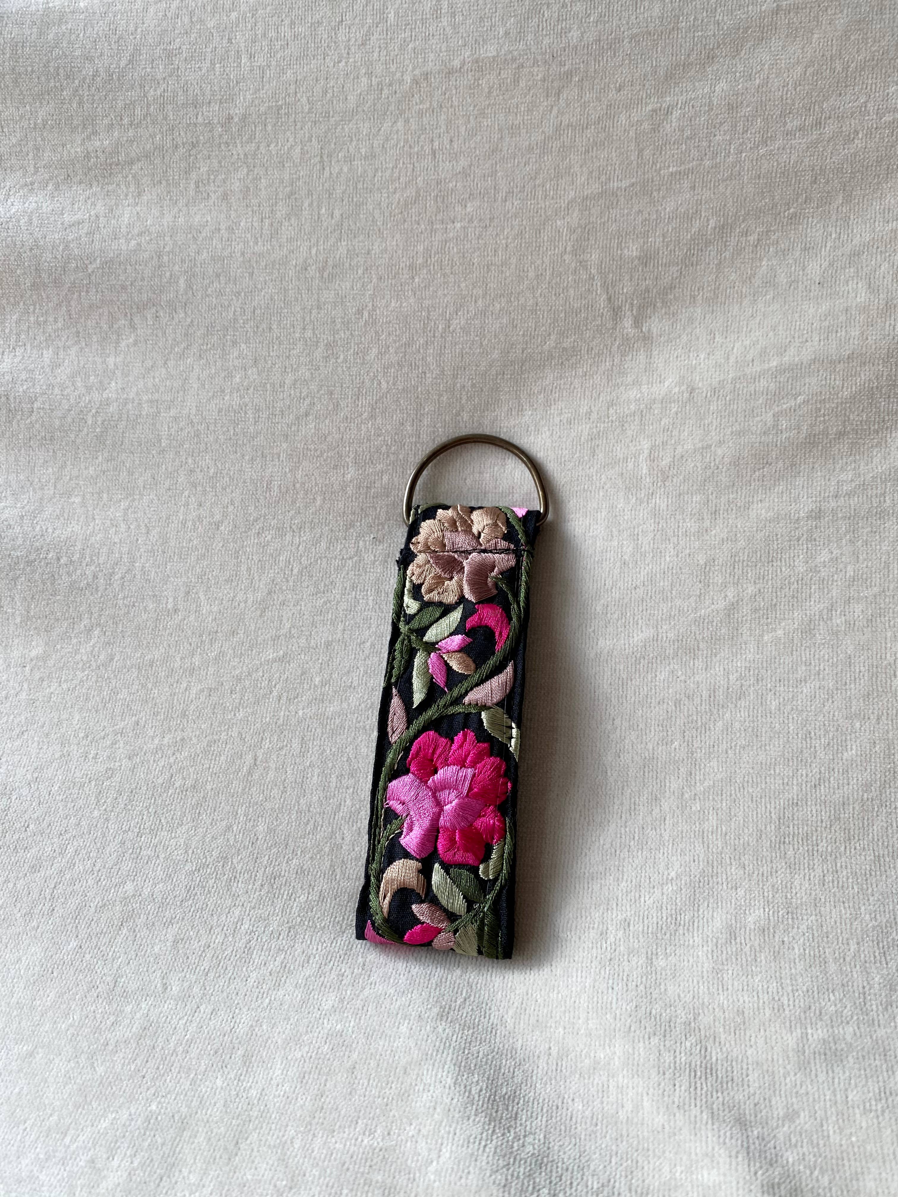 Efeu in Rosa ~ Stoff-Schlüsselanhänger mit Blumenmuster ~ Weihnachtsmann-Geschenk