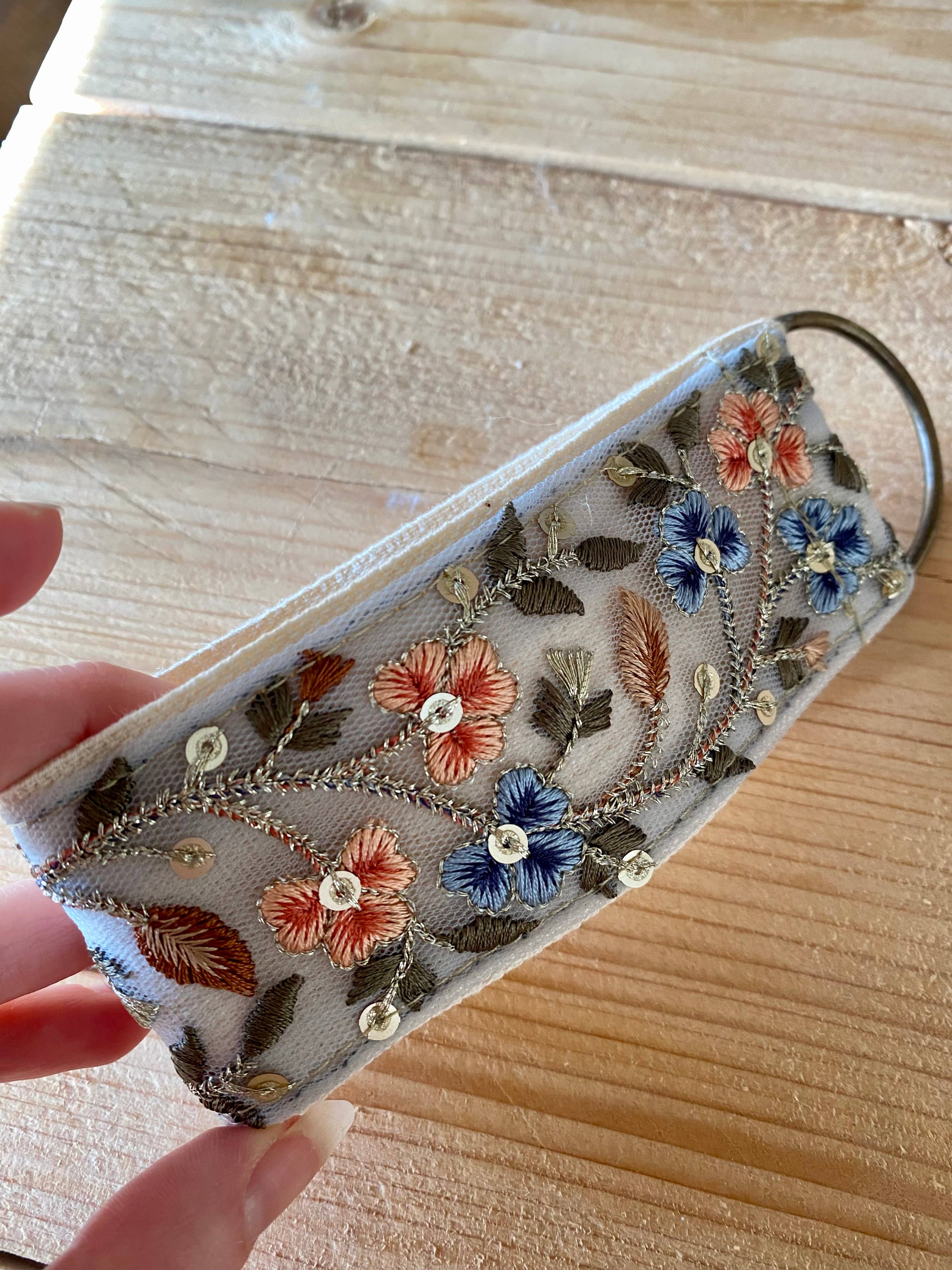 Beeren in Blau ~ Schlüsselanhänger aus Stoff mit Blumenmuster als Geschenk