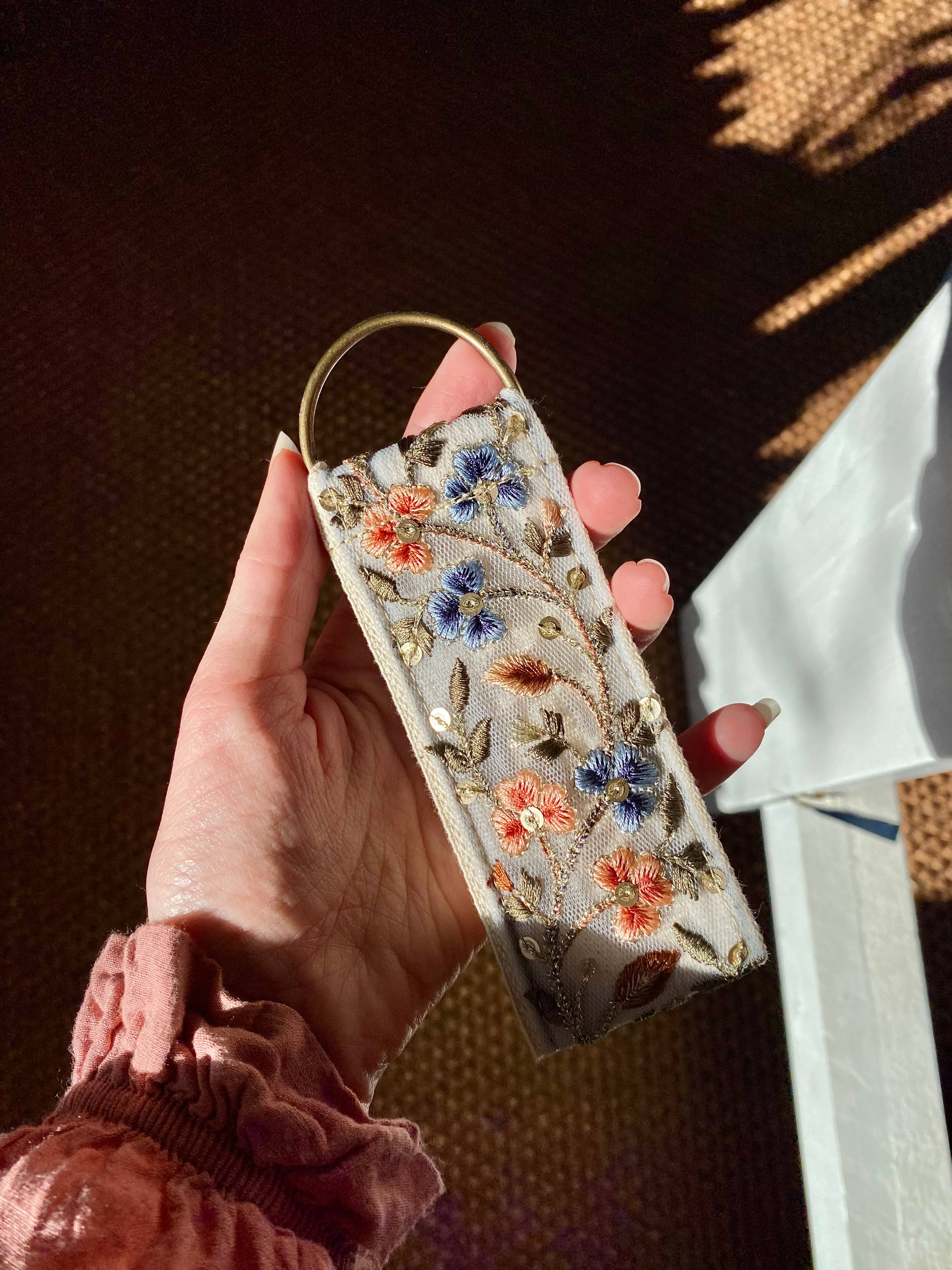 Beeren in Blau ~ Schlüsselanhänger aus Stoff mit Blumenmuster als Geschenk