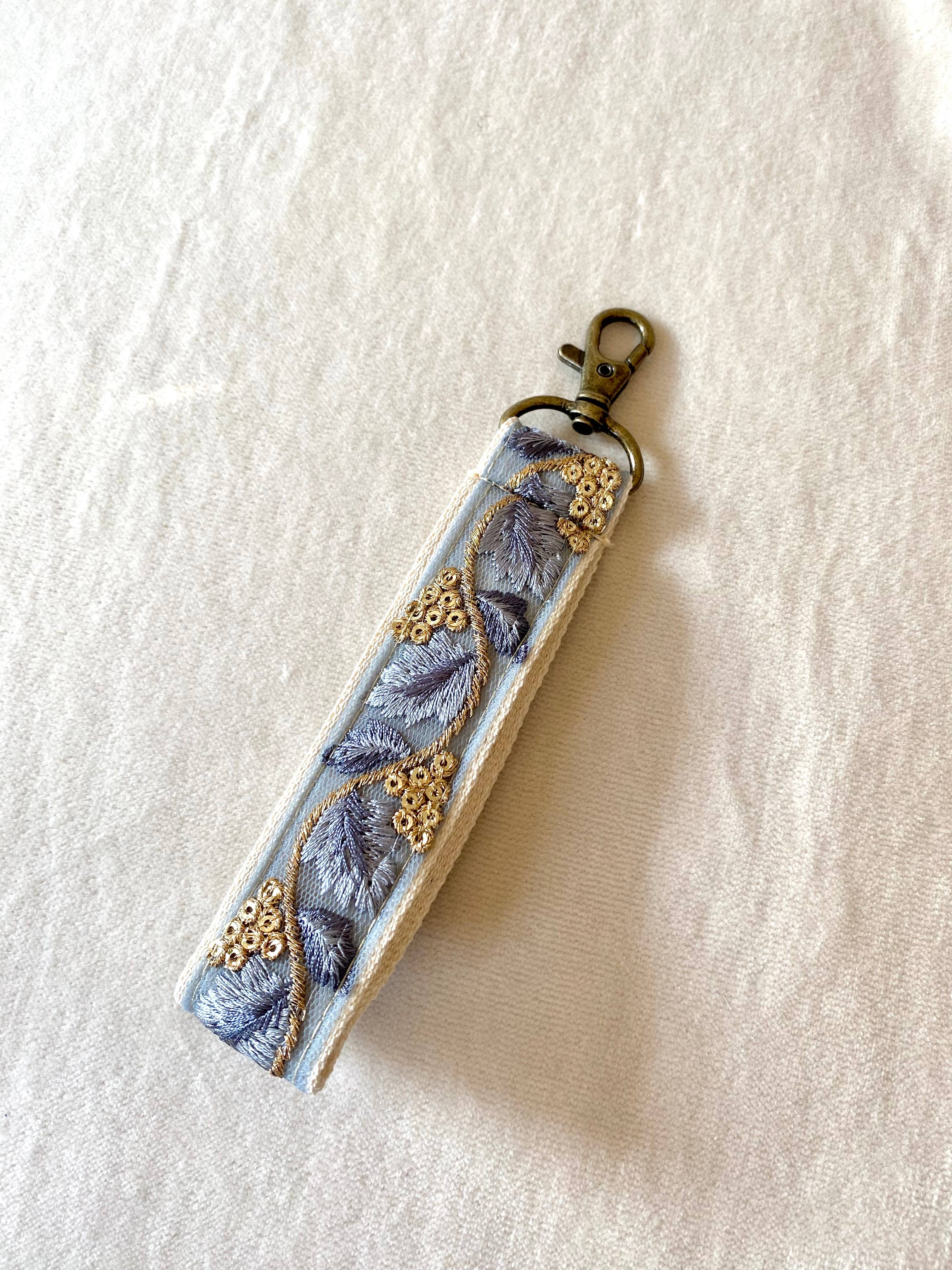 Golden in Blue ~ geblümter Stoff-Schlüsselanhänger mit Haken zum Verschenken