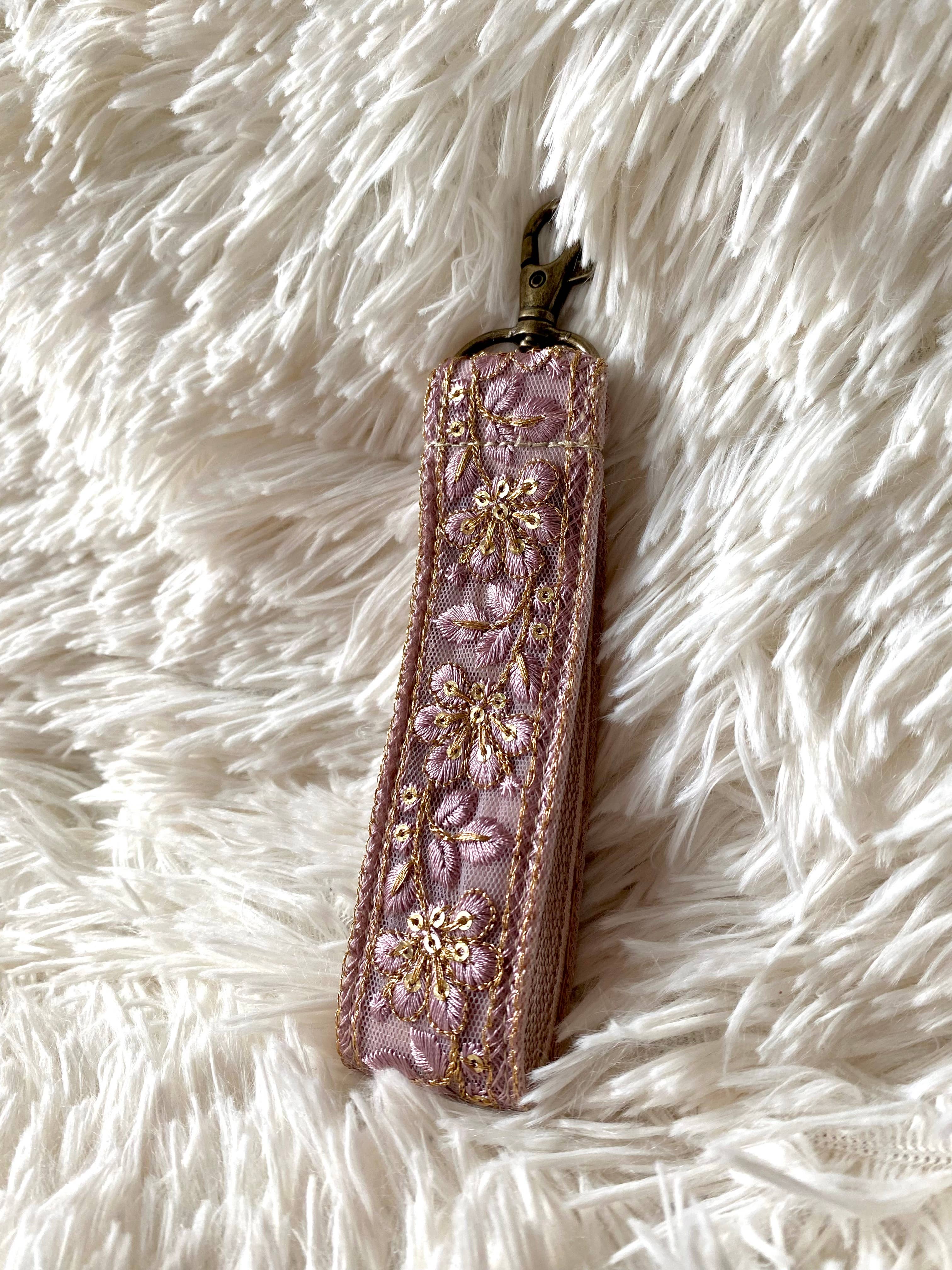 Golden Glow in Lilac ~ Schlüsselanhänger aus Stoff mit Blumenmuster und Haken -