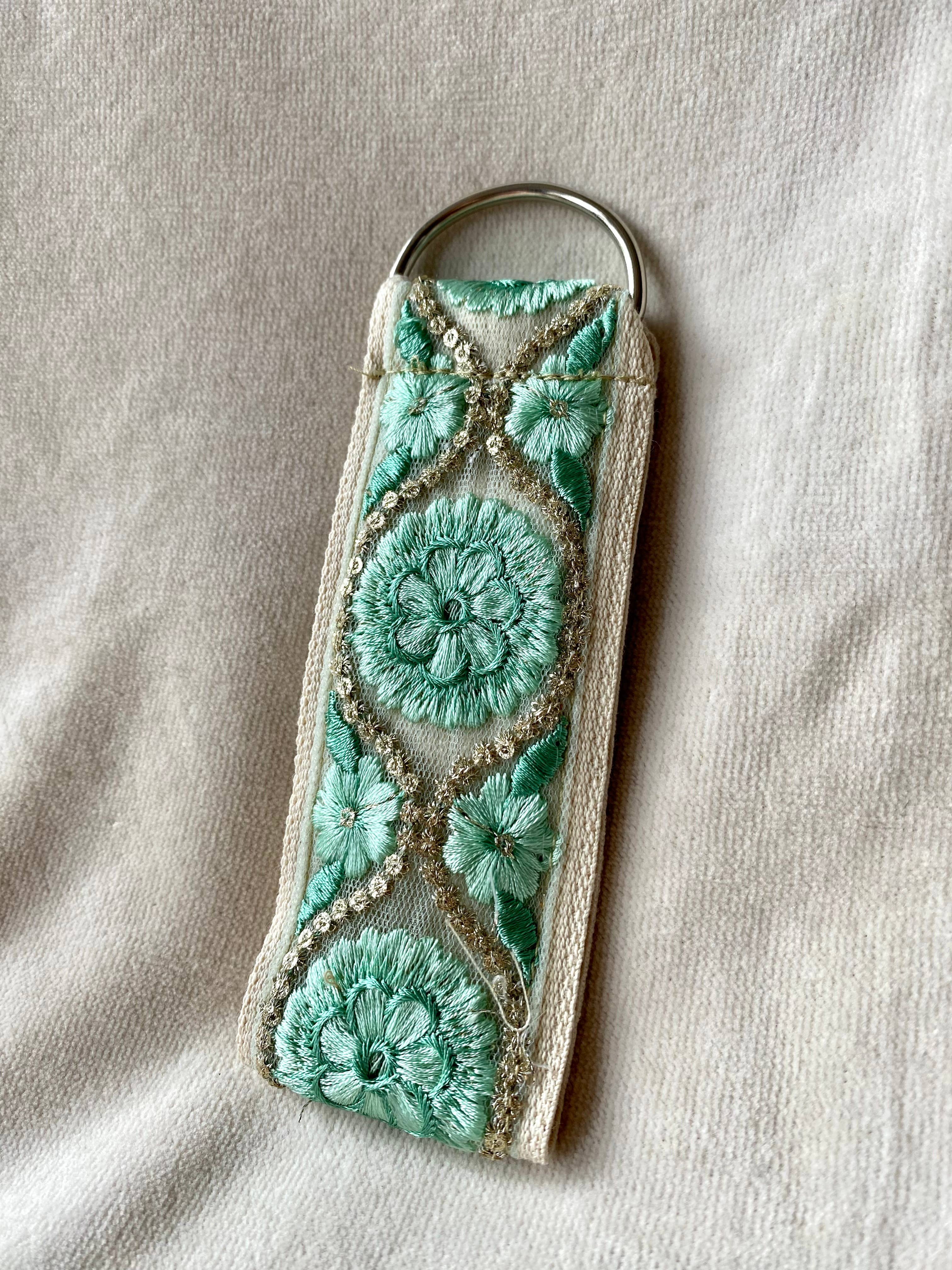 Silver Mint ~ Stoff-Schlüsselanhänger mit Blumenmuster zum Verschenken