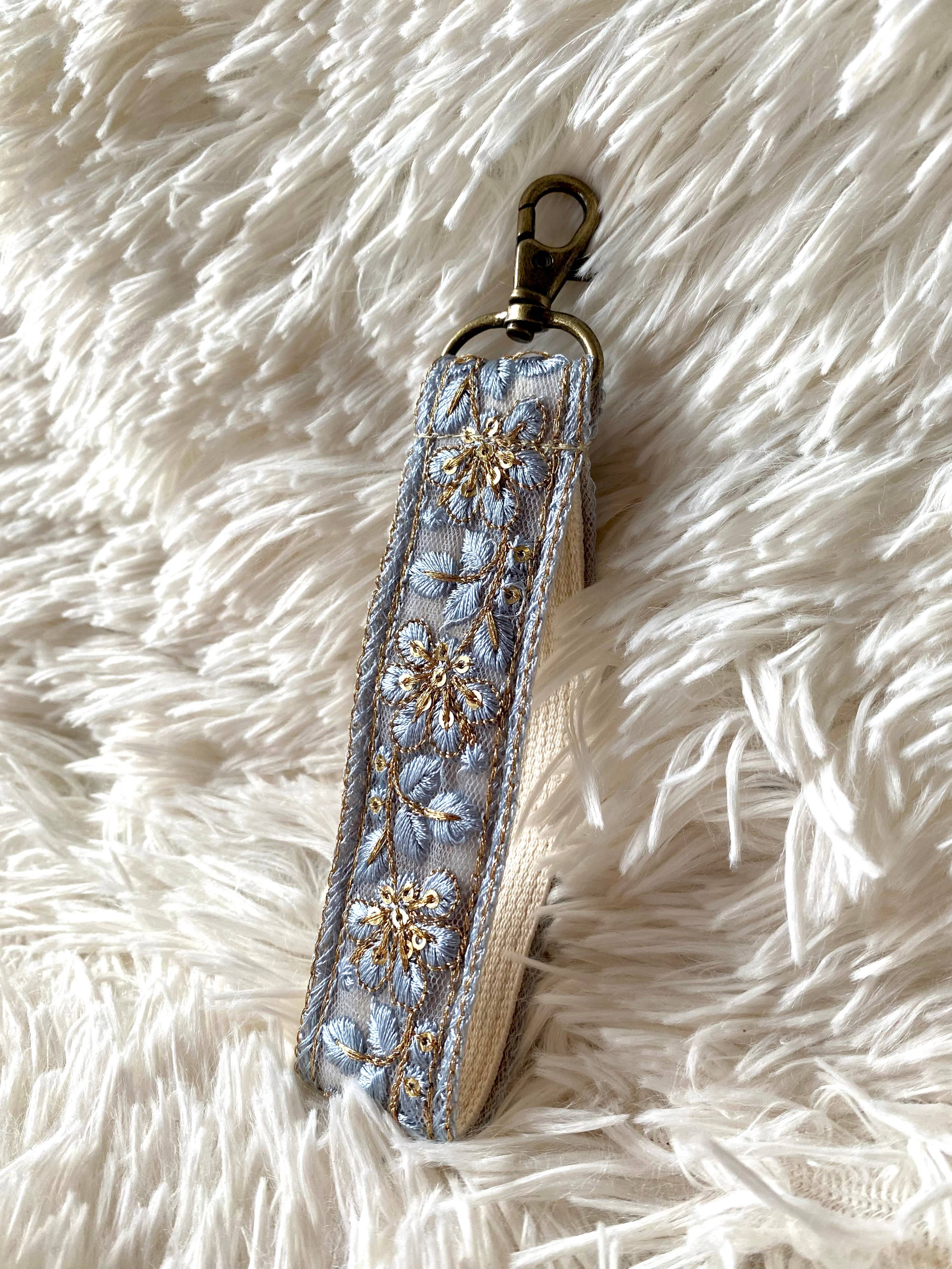 Golden Glow in Blue ~ Schlüsselanhänger aus Stoff mit Blumenmuster und Haken -