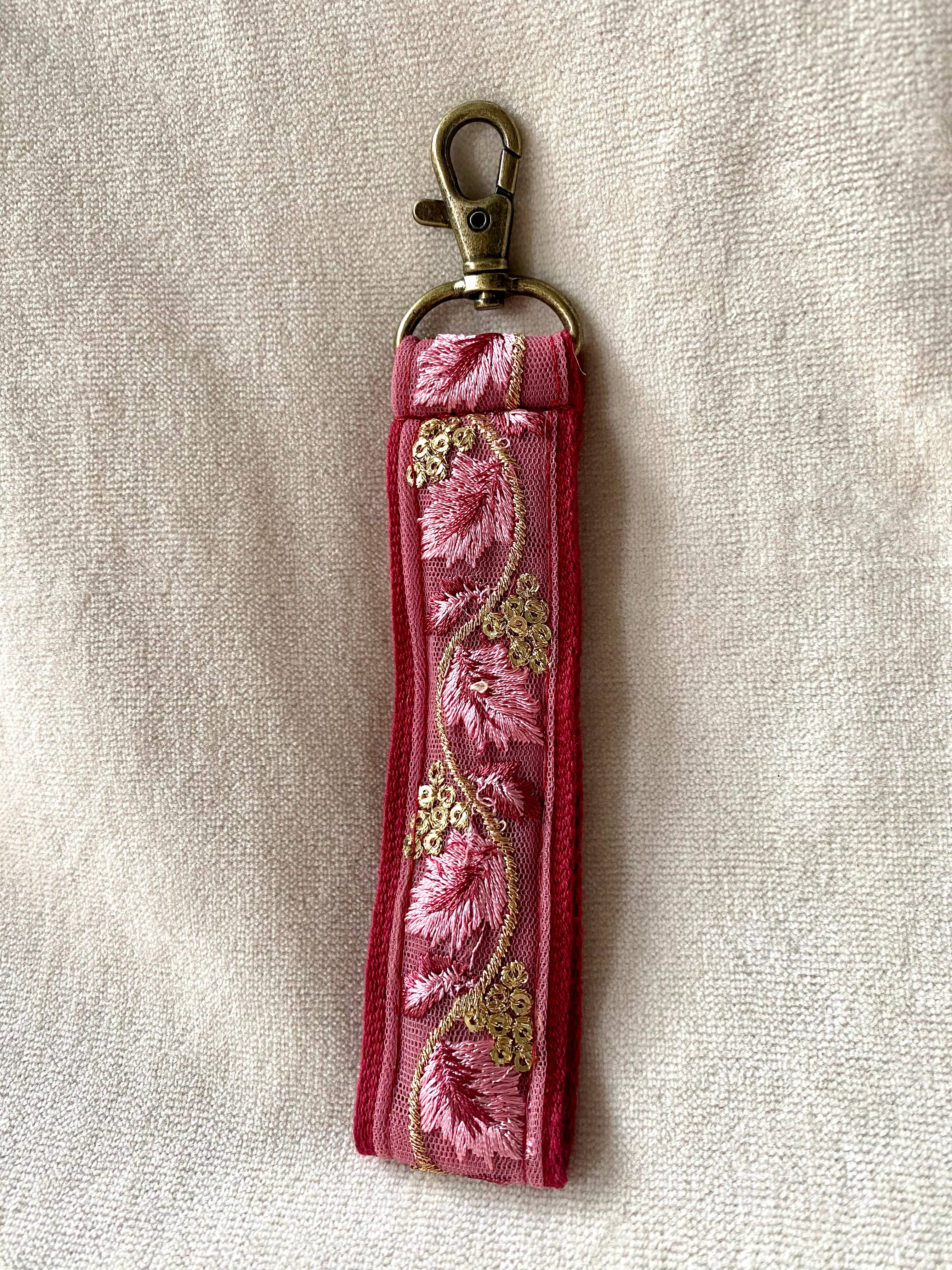 Golden in Pink ~ Blumen-Schlüsselanhänger aus Stoff mit Weihnachtshaken