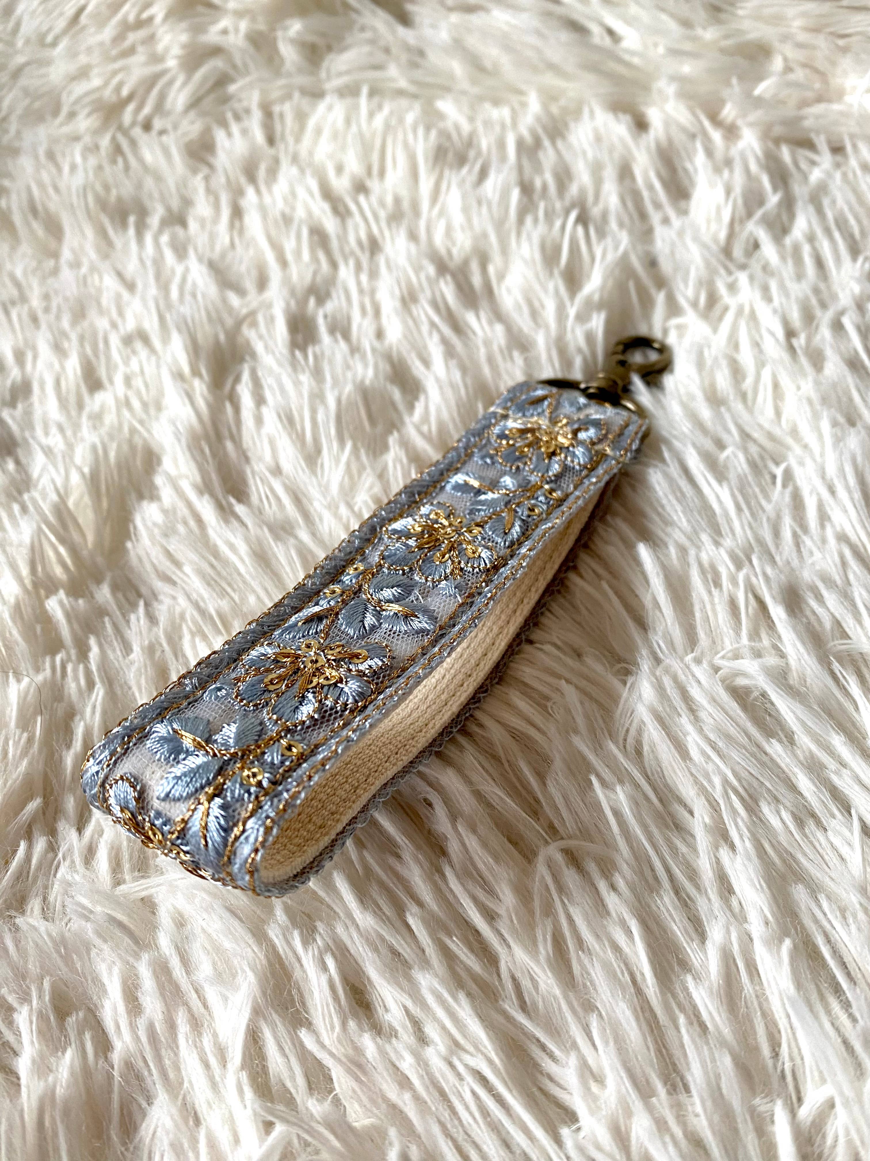 Golden Glow in Blue ~ Schlüsselanhänger aus Stoff mit Blumenmuster und Haken -