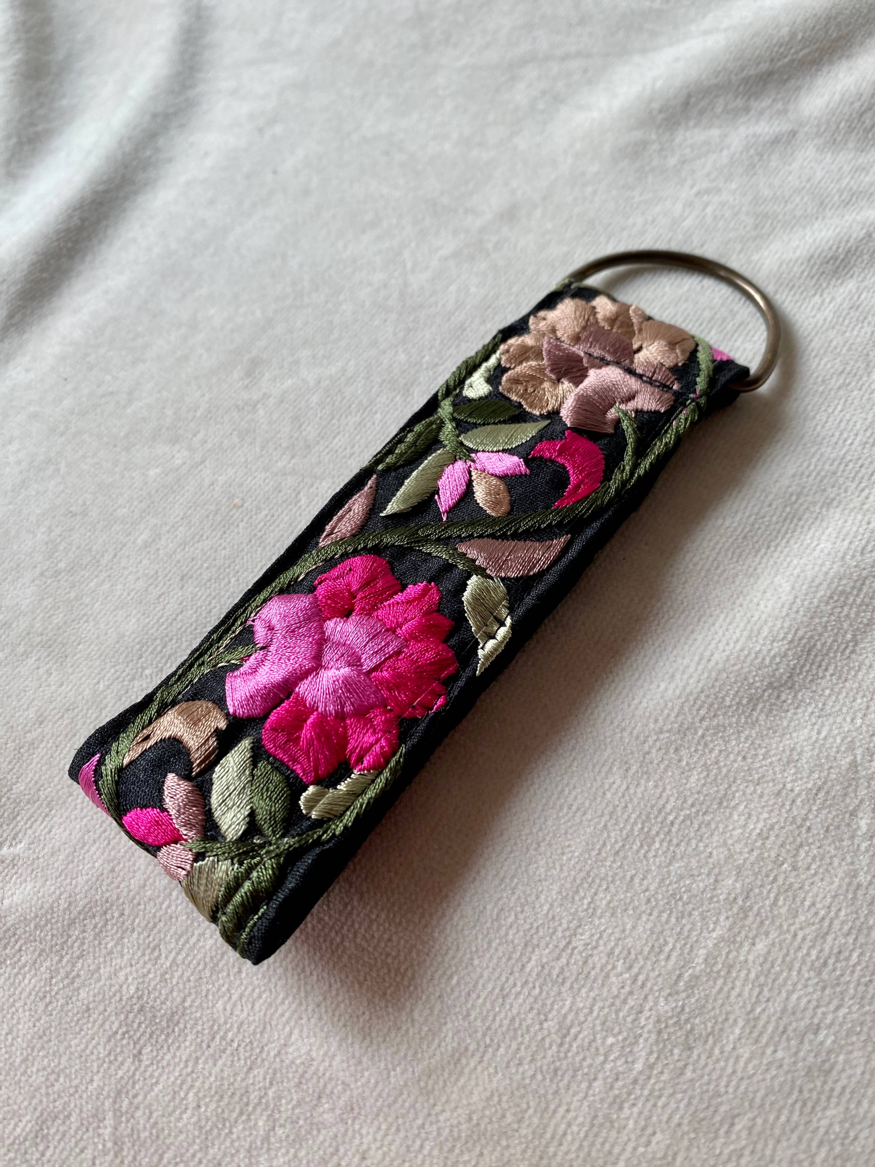 Efeu in Rosa ~ Stoff-Schlüsselanhänger mit Blumenmuster ~ Weihnachtsmann-Geschenk