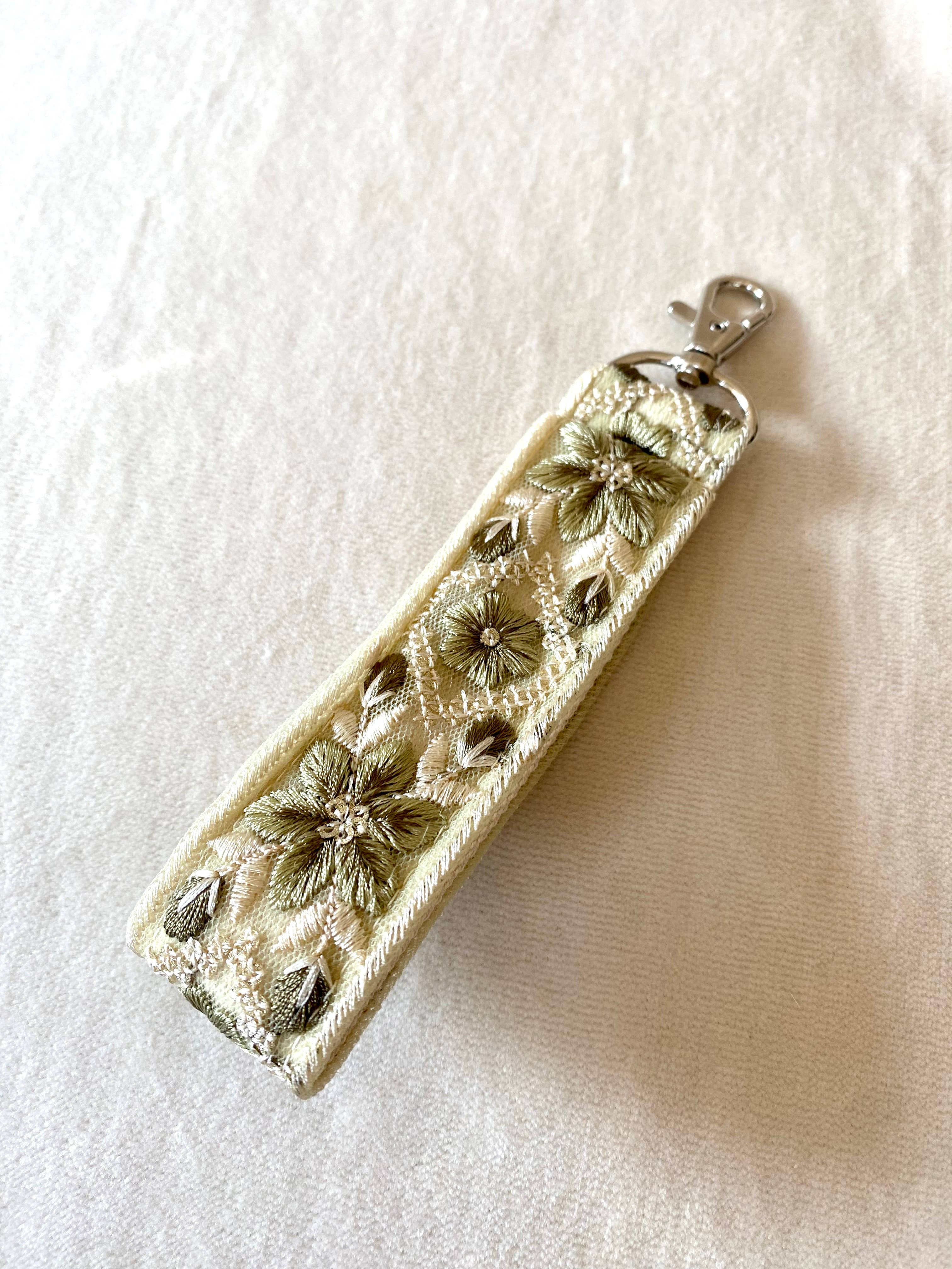 Frost Bloom ~ geblümter Stoff-Schlüsselanhänger mit Haken ~ grün