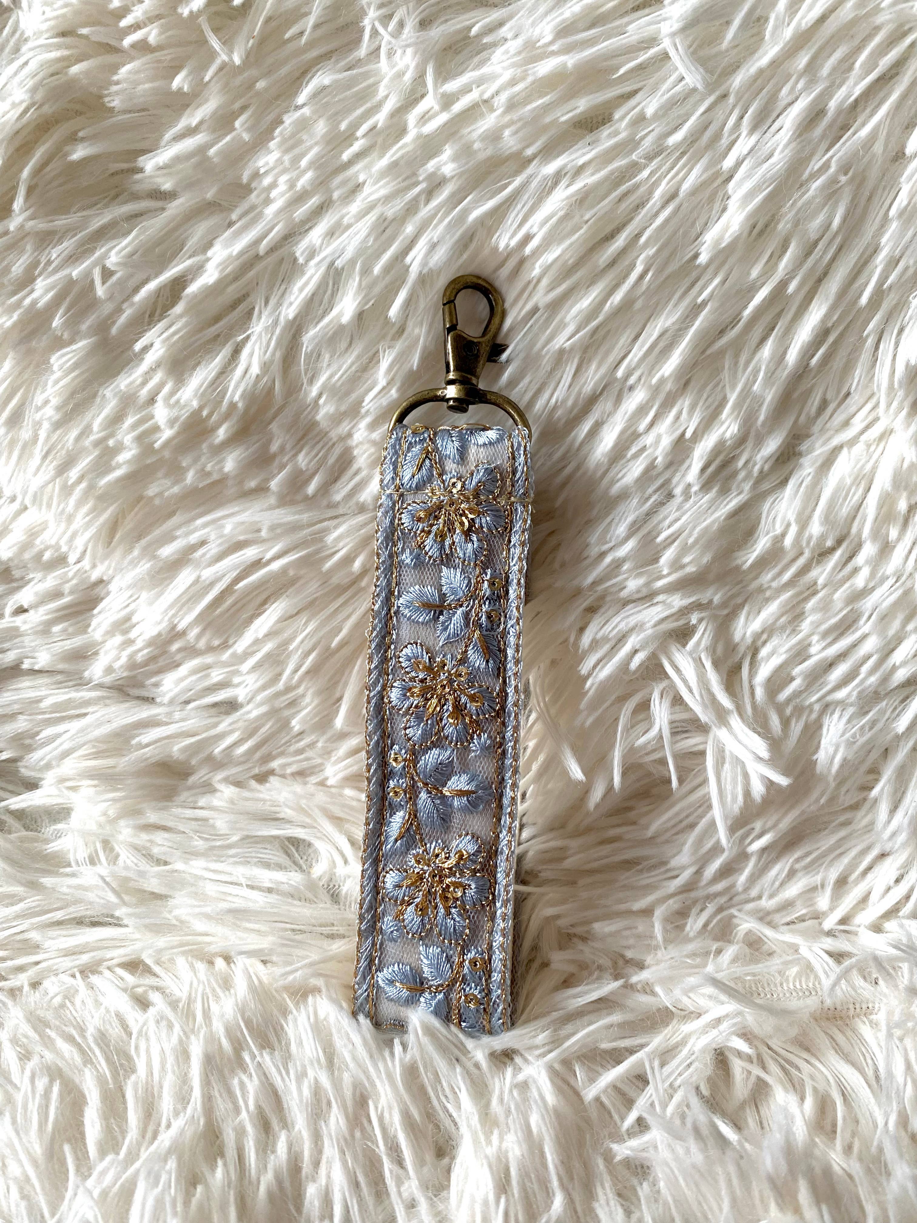 Golden Glow in Blue ~ Schlüsselanhänger aus Stoff mit Blumenmuster und Haken -