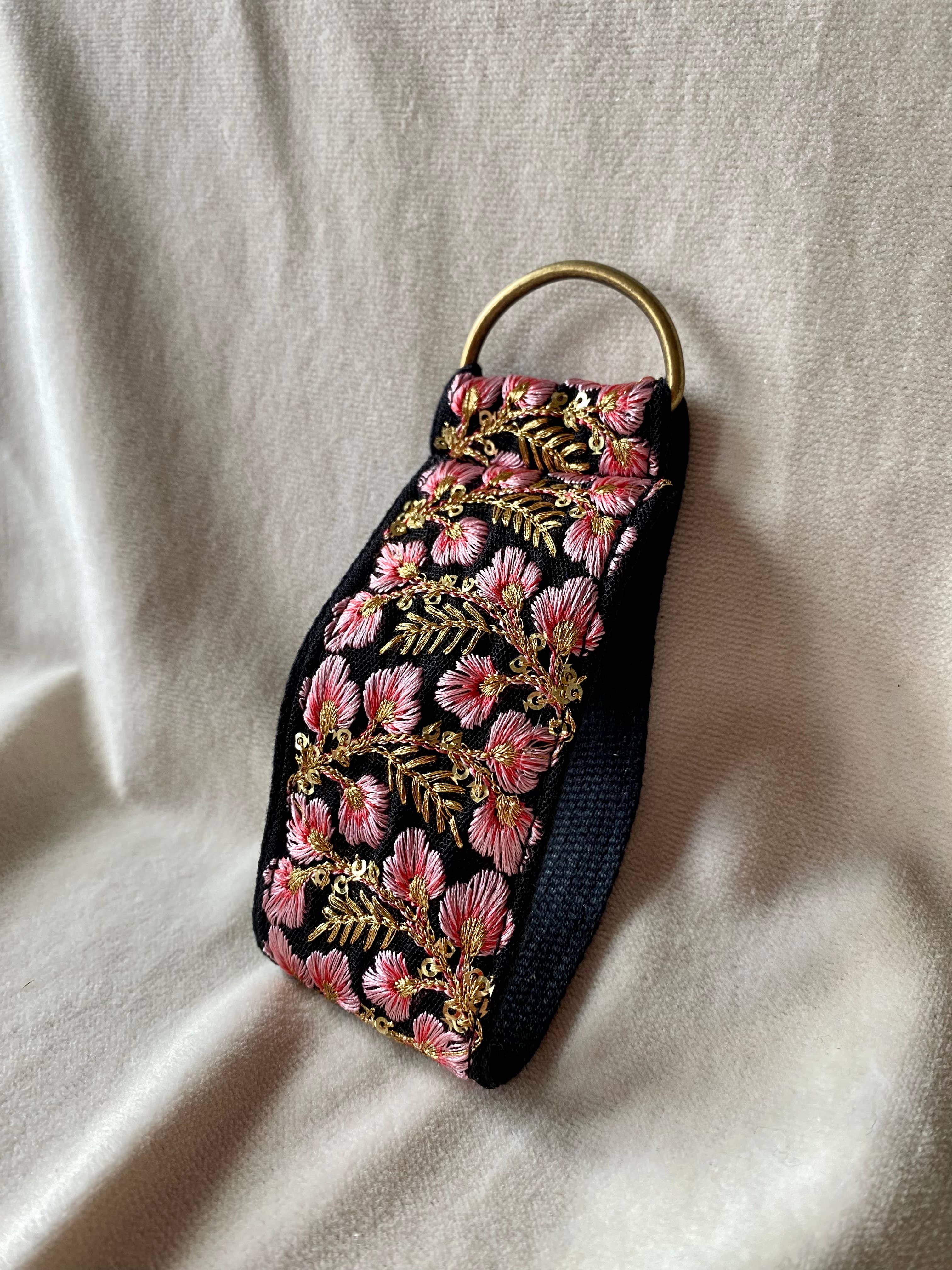 Ditsy Floral in Black ~ Schlüsselanhänger aus Stoff mit Blumenmuster
