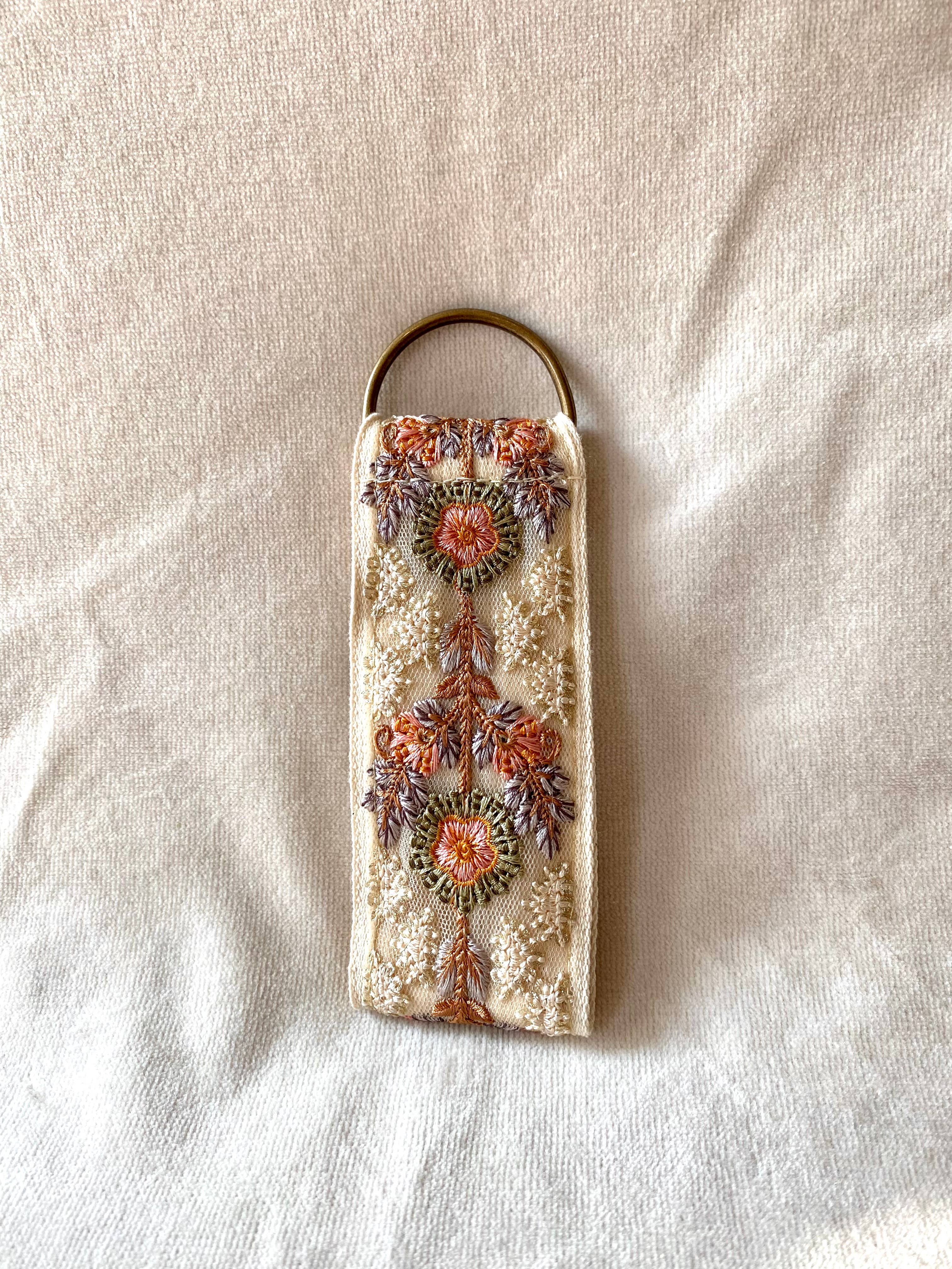 Schneeflocke in Beige - Blumen-Schlüsselanhänger - Herbstgeschenke