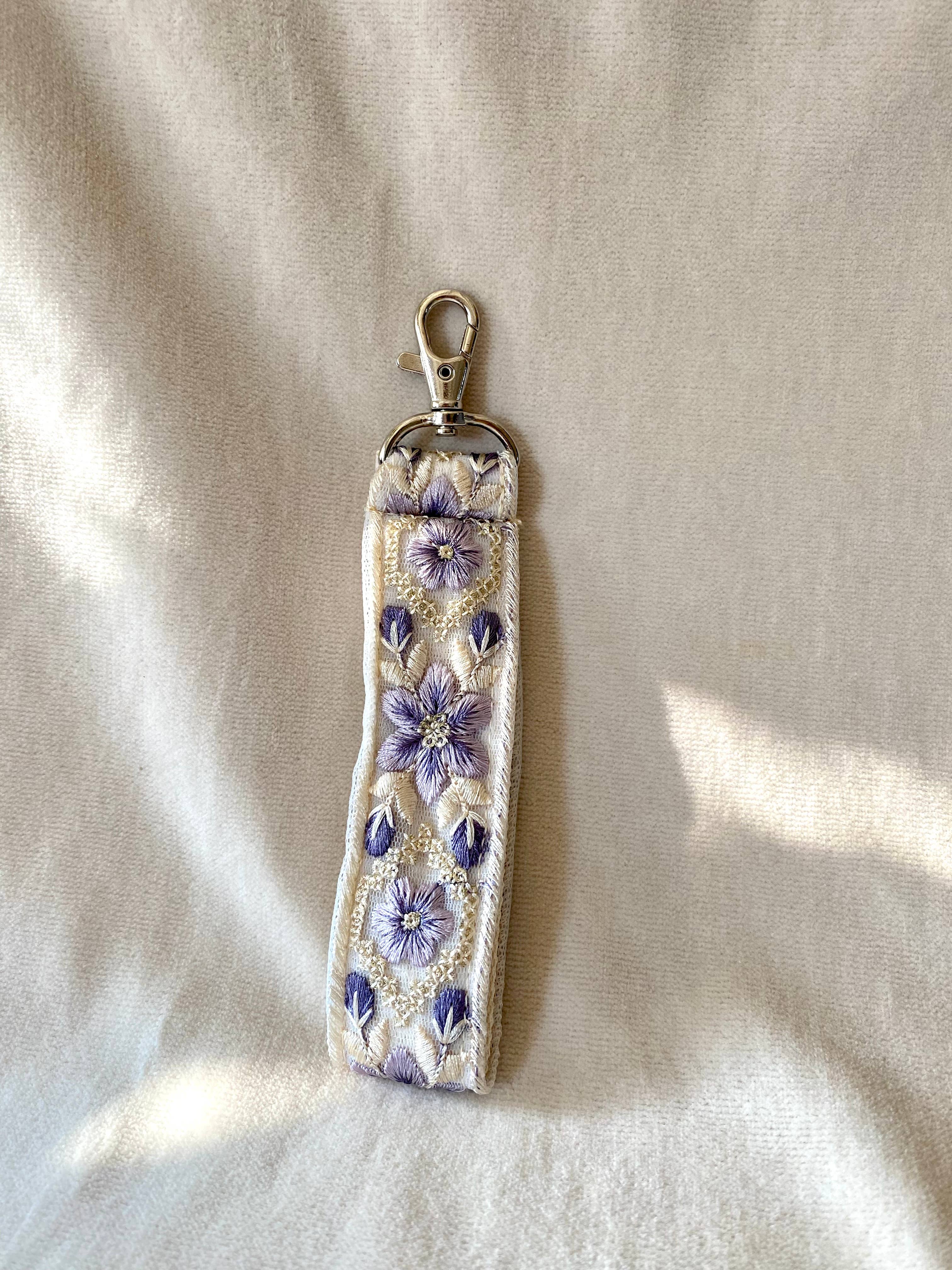 Frost Bloom ~ geblümter Stoff-Schlüsselanhänger mit Haken ~ blau