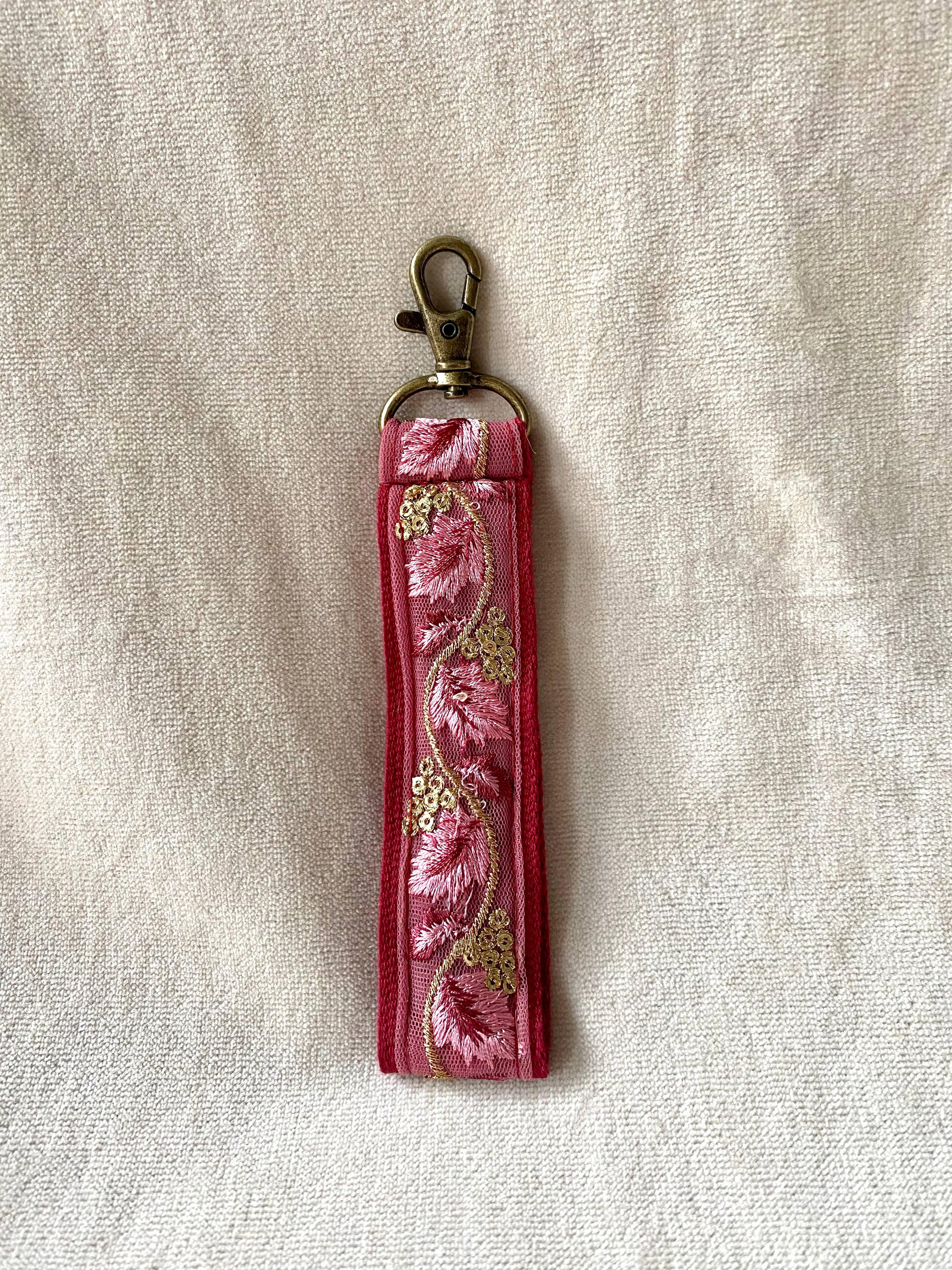 Golden in Pink ~ Blumen-Schlüsselanhänger aus Stoff mit Weihnachtshaken