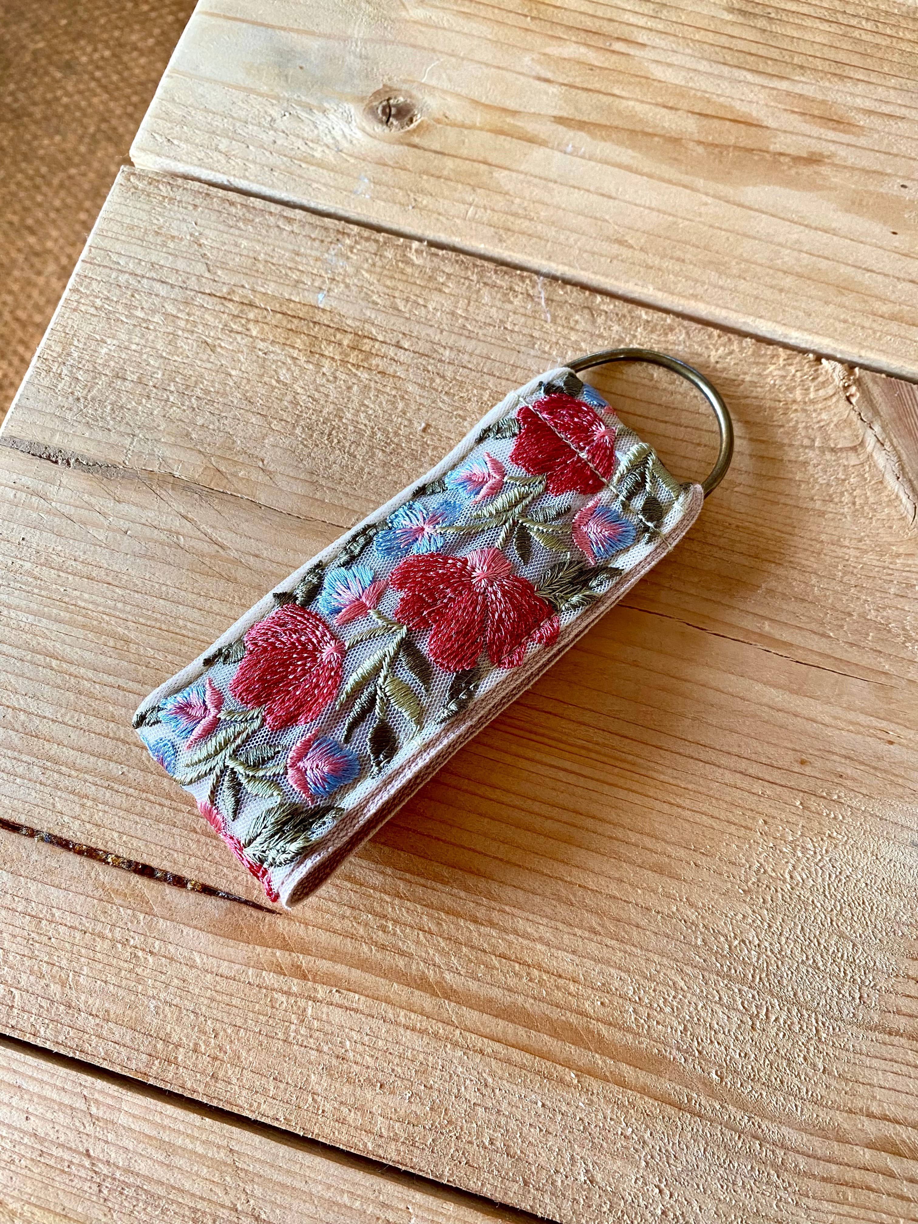 Rosenknospen-Blumen-Schlüsselanhänger aus Stoff zum Verschenken
