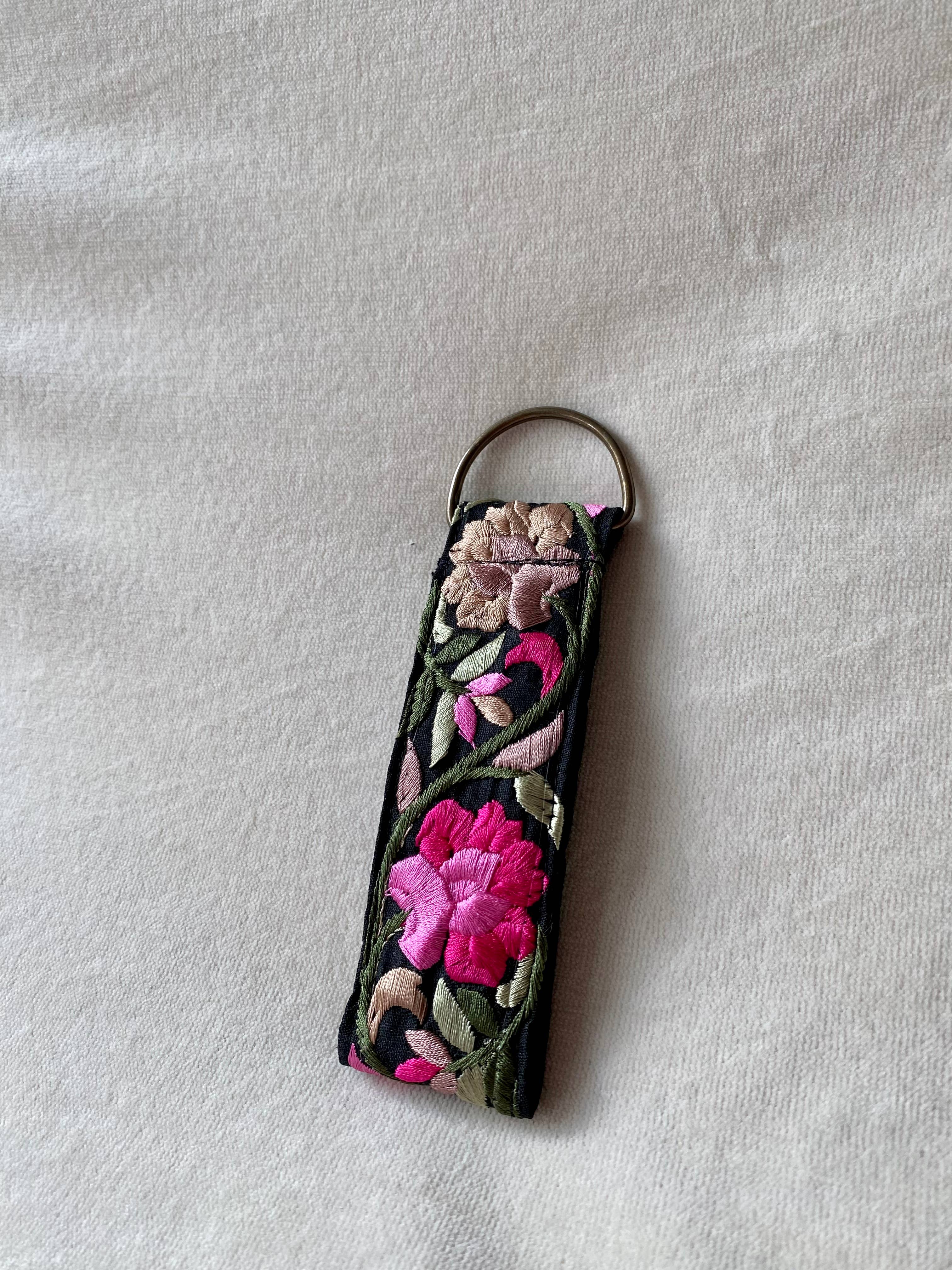Efeu in Rosa ~ Stoff-Schlüsselanhänger mit Blumenmuster ~ Weihnachtsmann-Geschenk