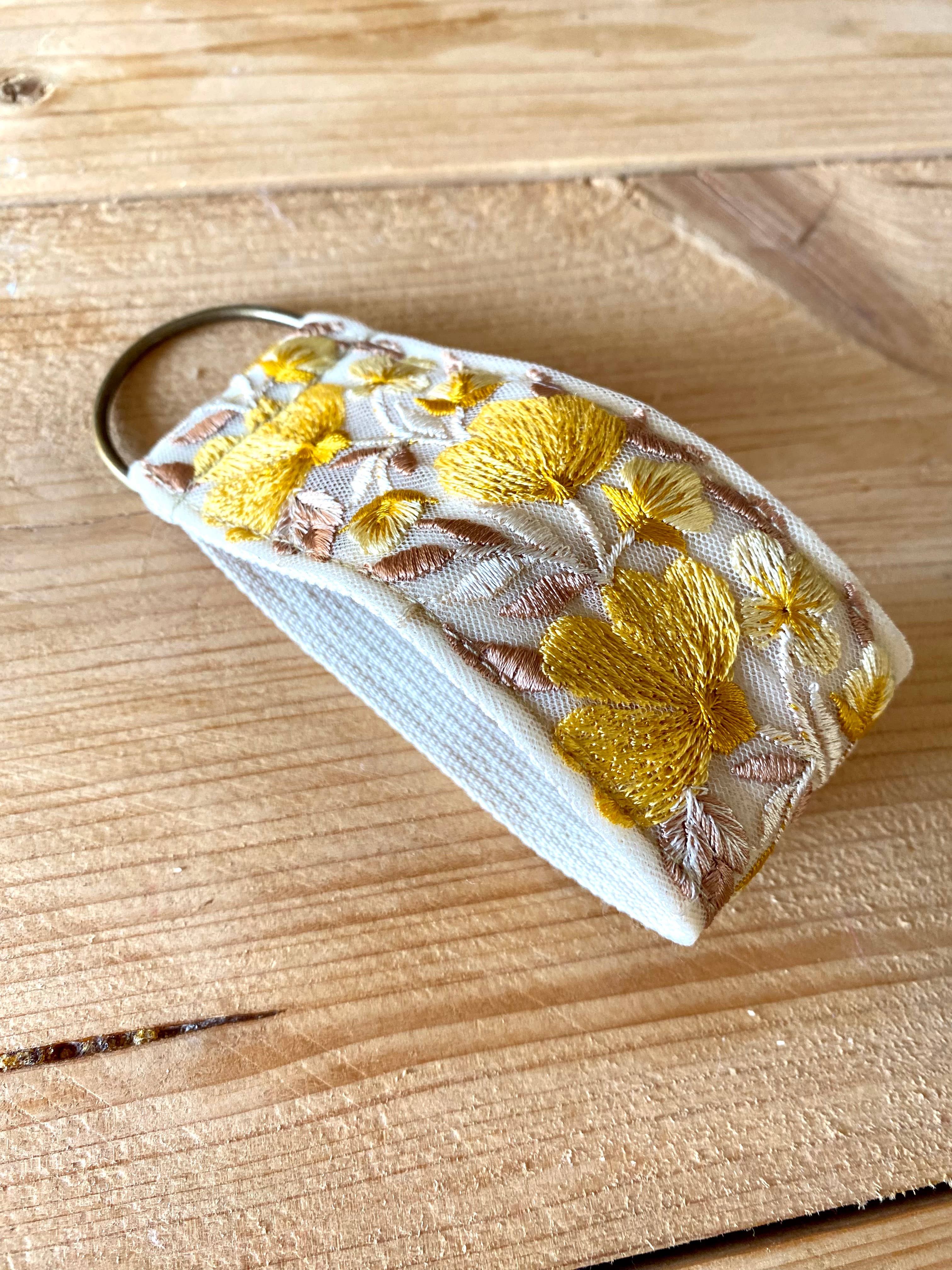Flora in Gelb ~ Blumenmuster als Schlüsselanhänger aus Stoff zum Verschenken