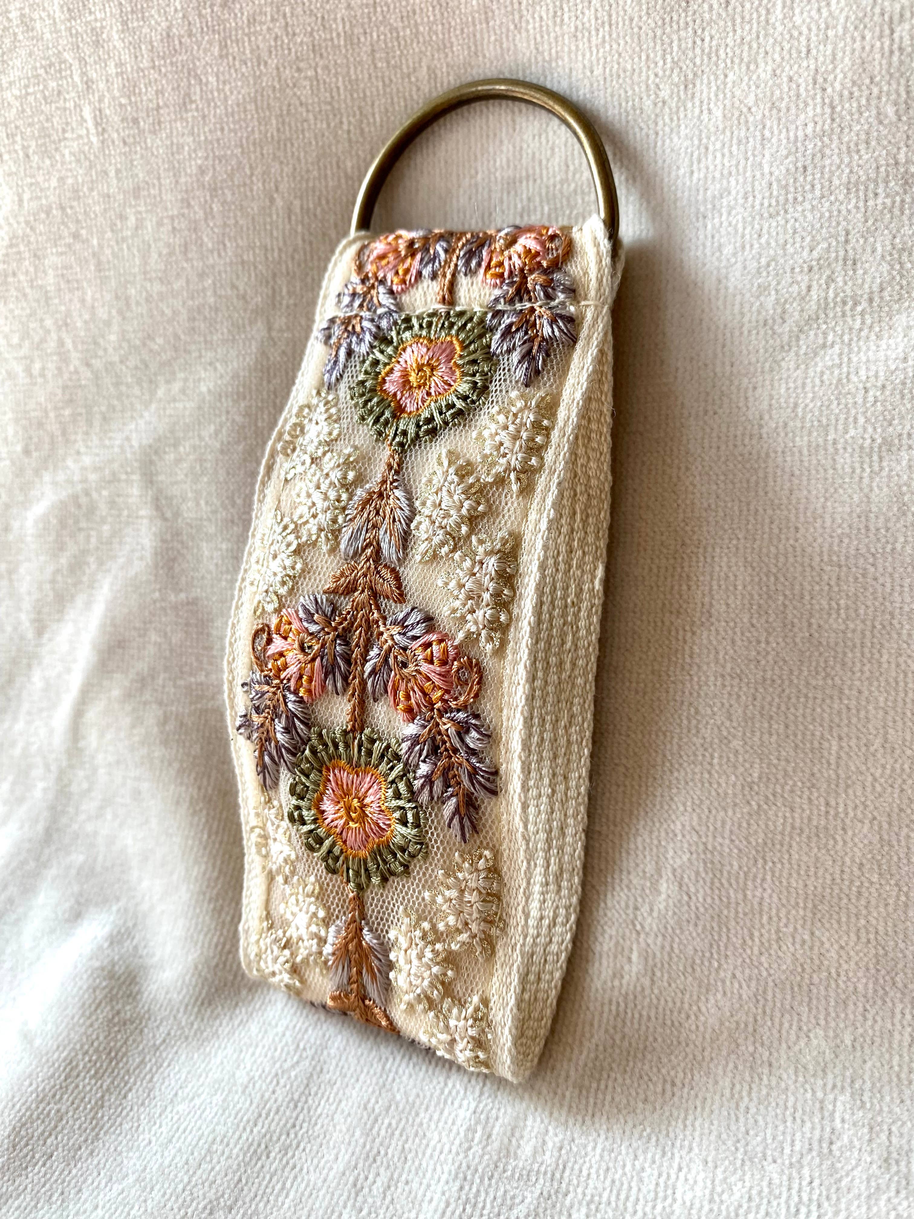 Schneeflocke in Beige - Blumen-Schlüsselanhänger - Herbstgeschenke