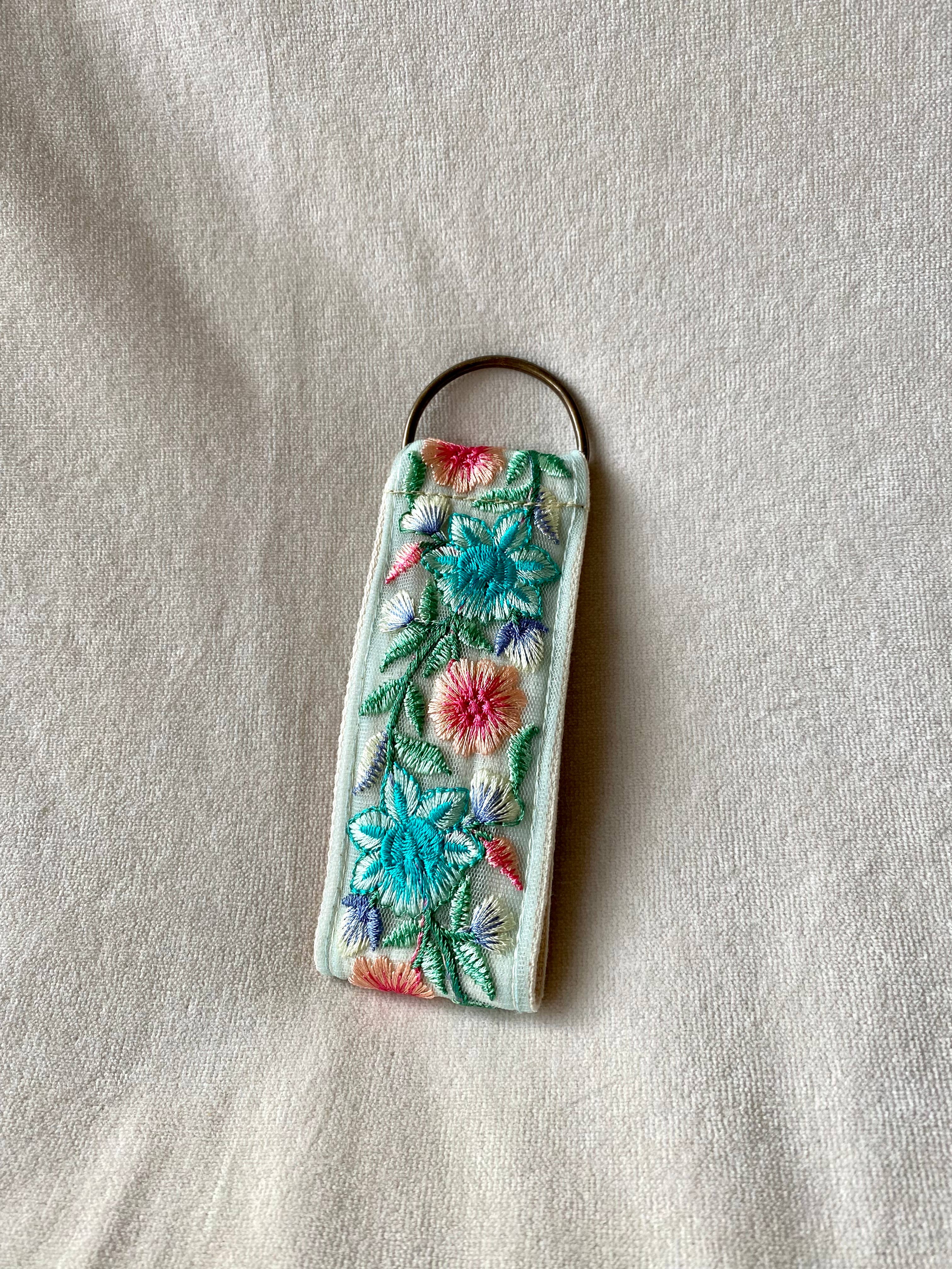 Blaue Meerjungfrau ~ Stoff-Schlüsselanhänger mit Blumenmuster, Geschenk zum Valentinstag