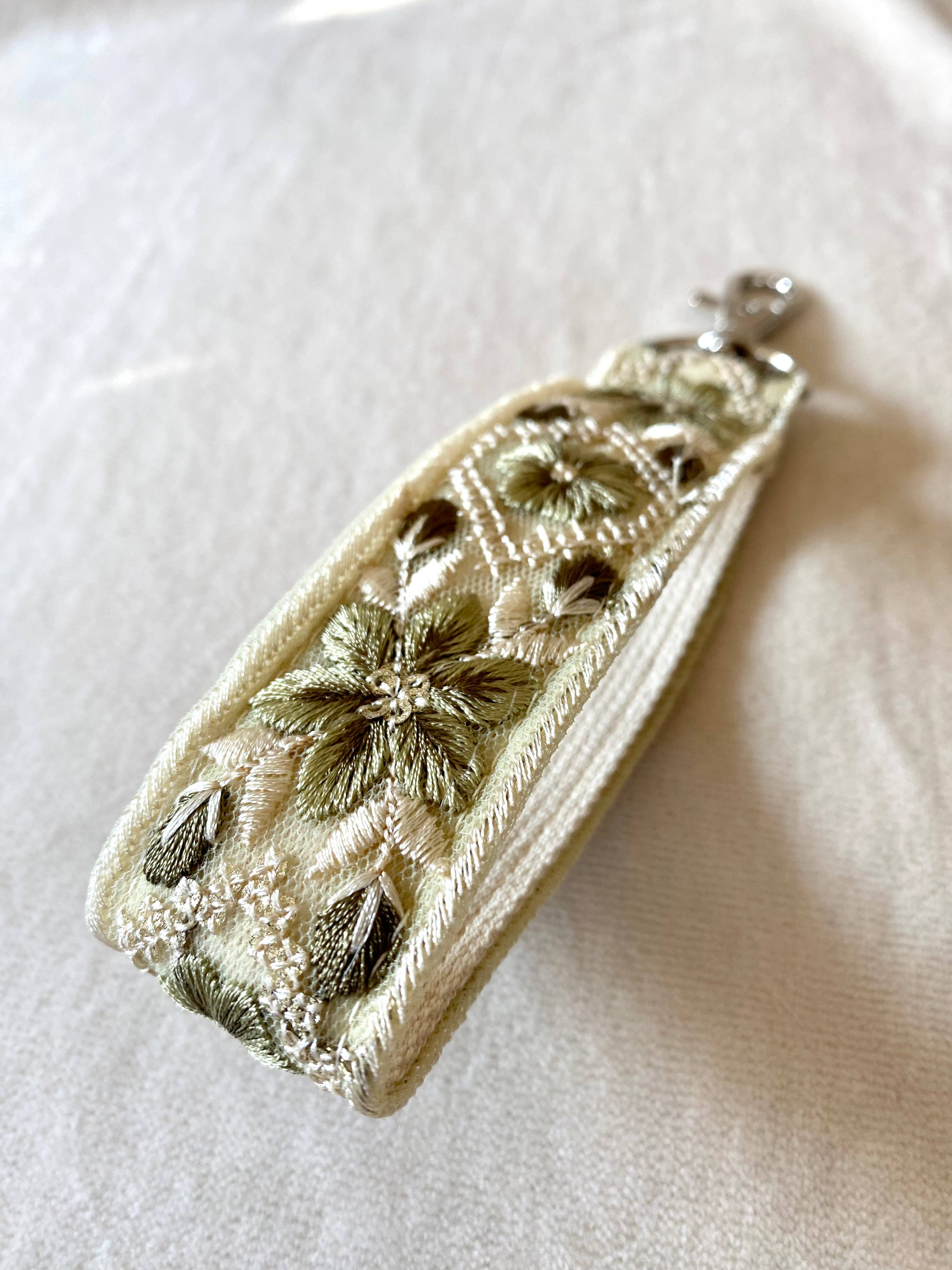 Frost Bloom ~ geblümter Stoff-Schlüsselanhänger mit Haken ~ grün