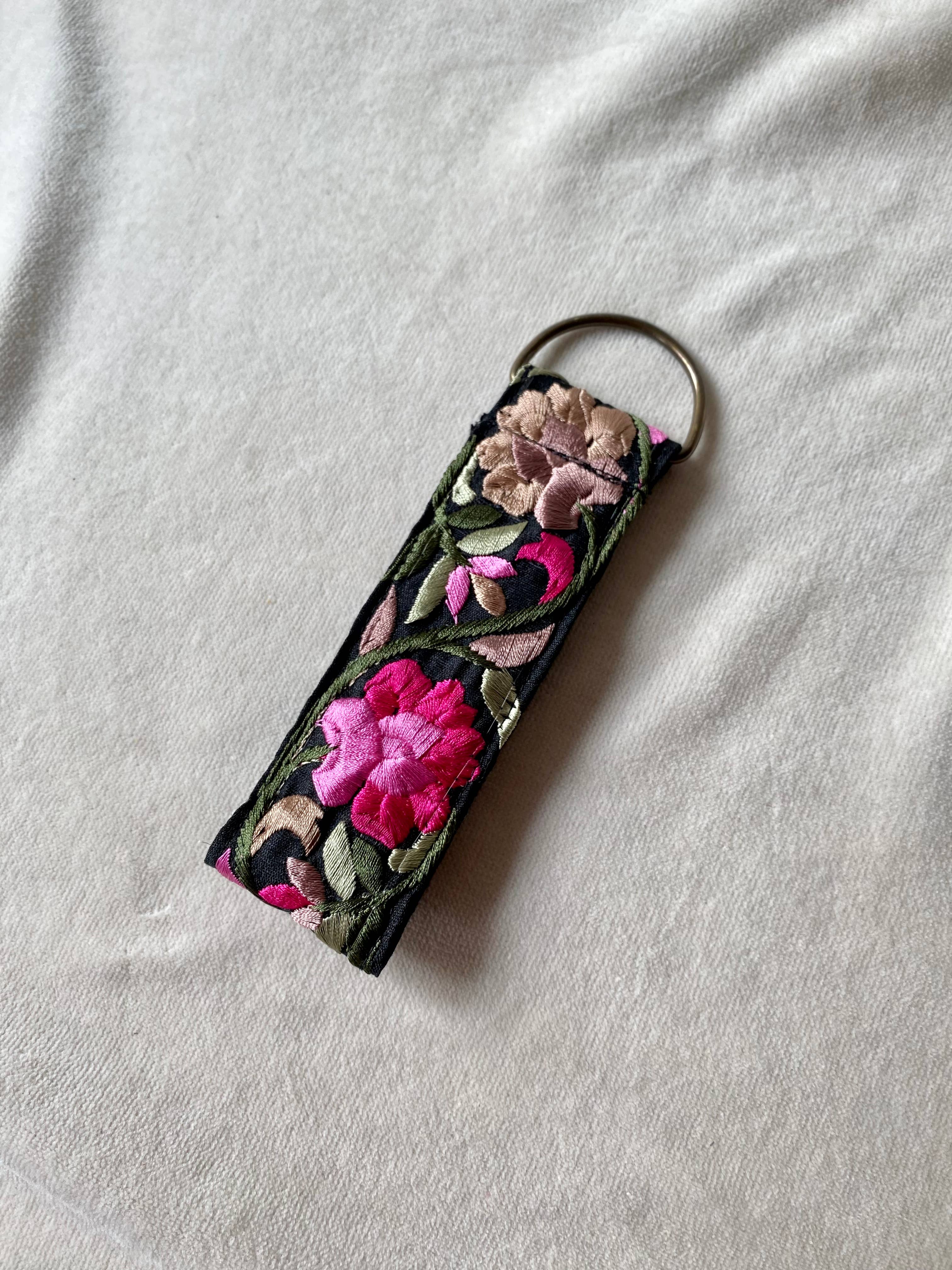 Efeu in Rosa ~ Stoff-Schlüsselanhänger mit Blumenmuster ~ Weihnachtsmann-Geschenk