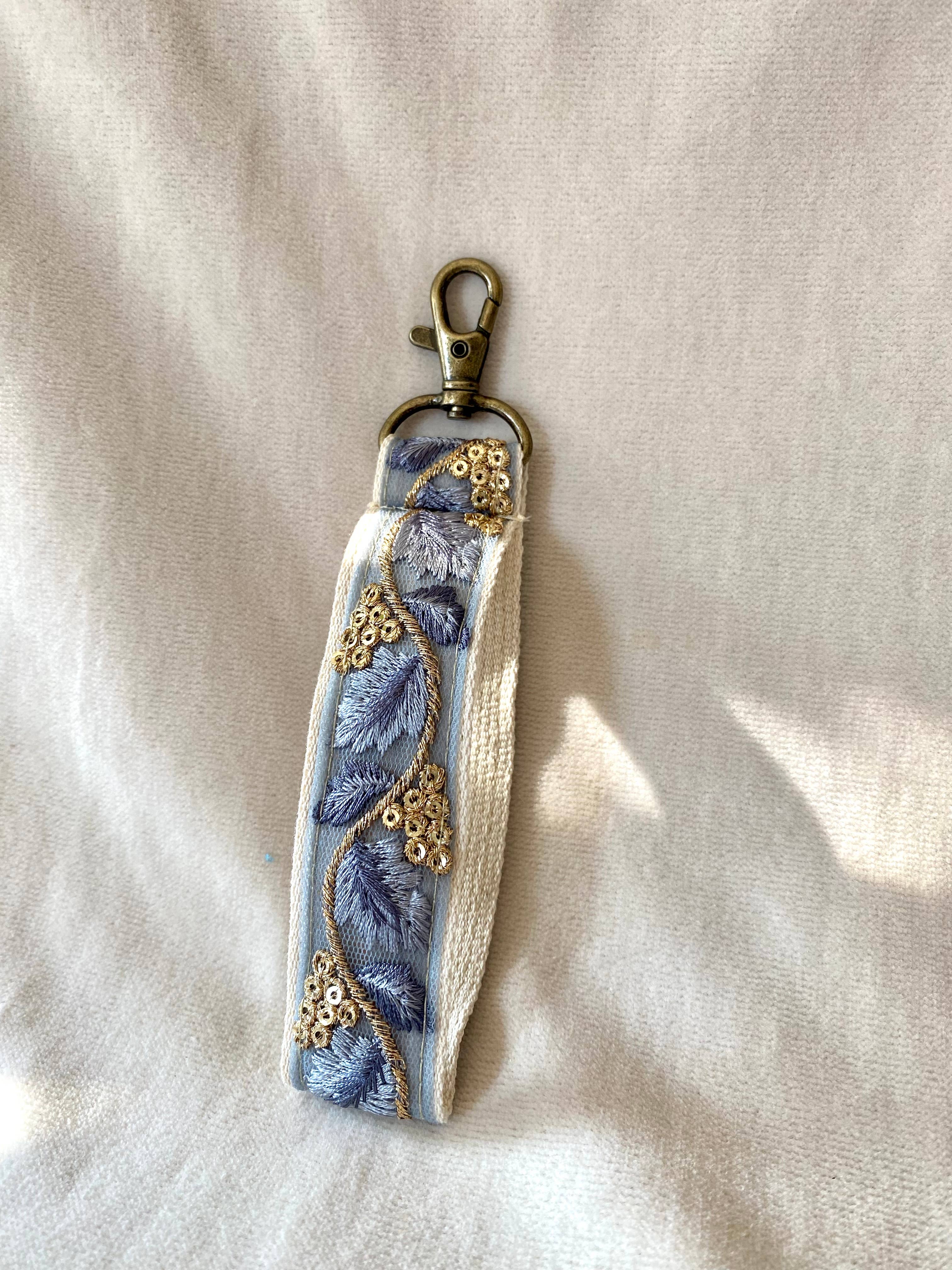 Golden in Blue ~ geblümter Stoff-Schlüsselanhänger mit Haken zum Verschenken