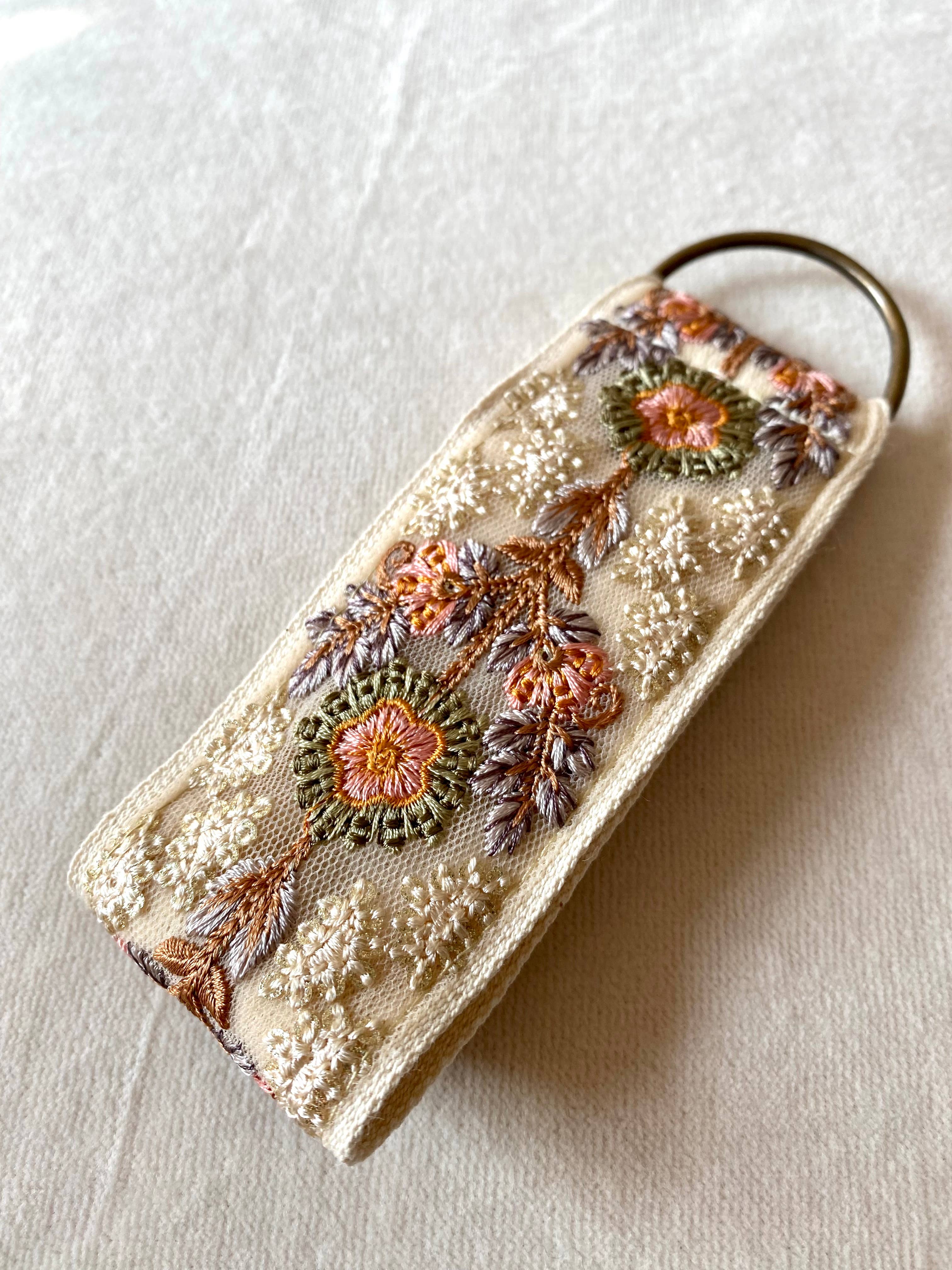 Schneeflocke in Beige - Blumen-Schlüsselanhänger - Herbstgeschenke