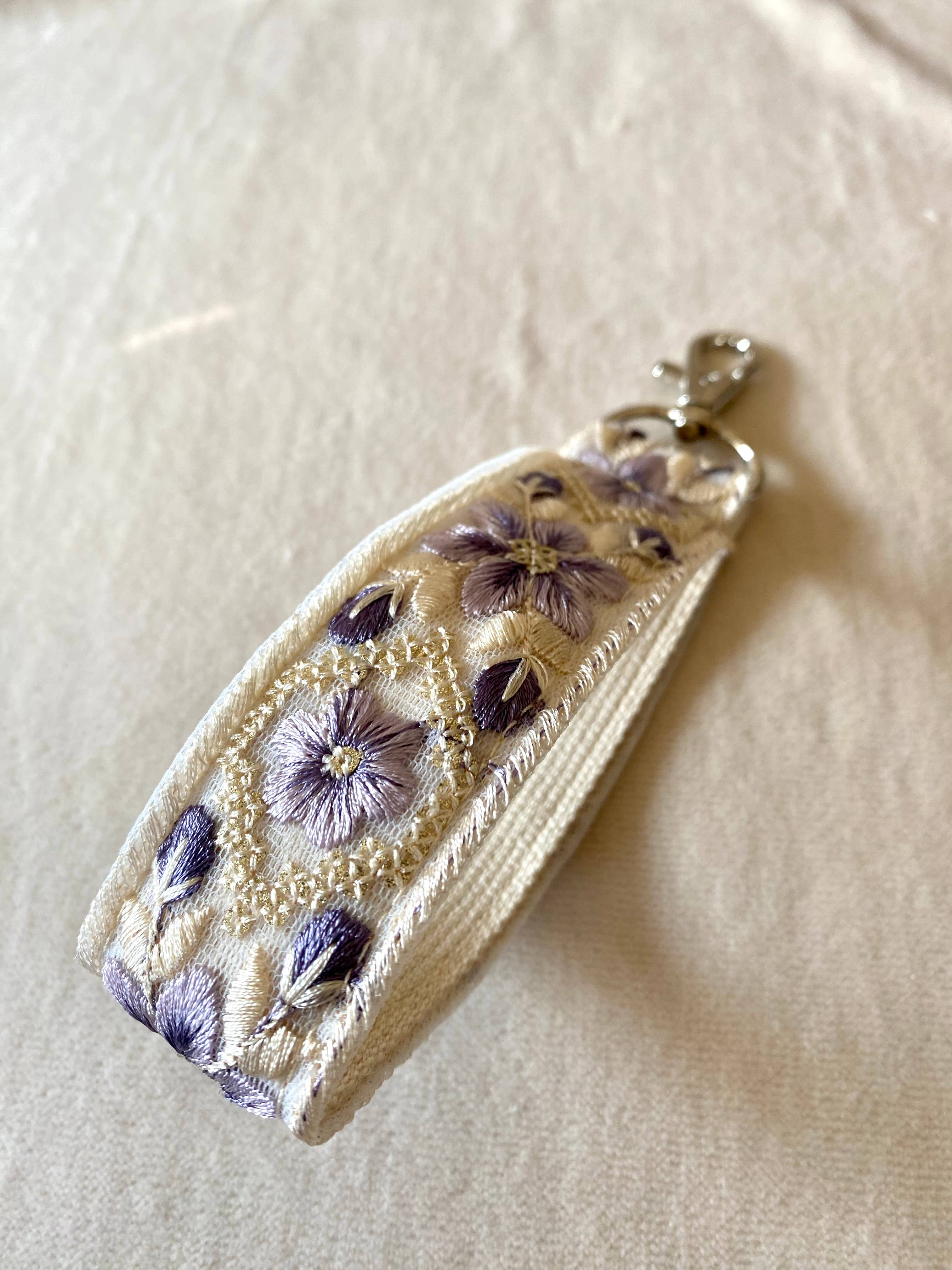 Frost Bloom ~ geblümter Stoff-Schlüsselanhänger mit Haken ~ blau