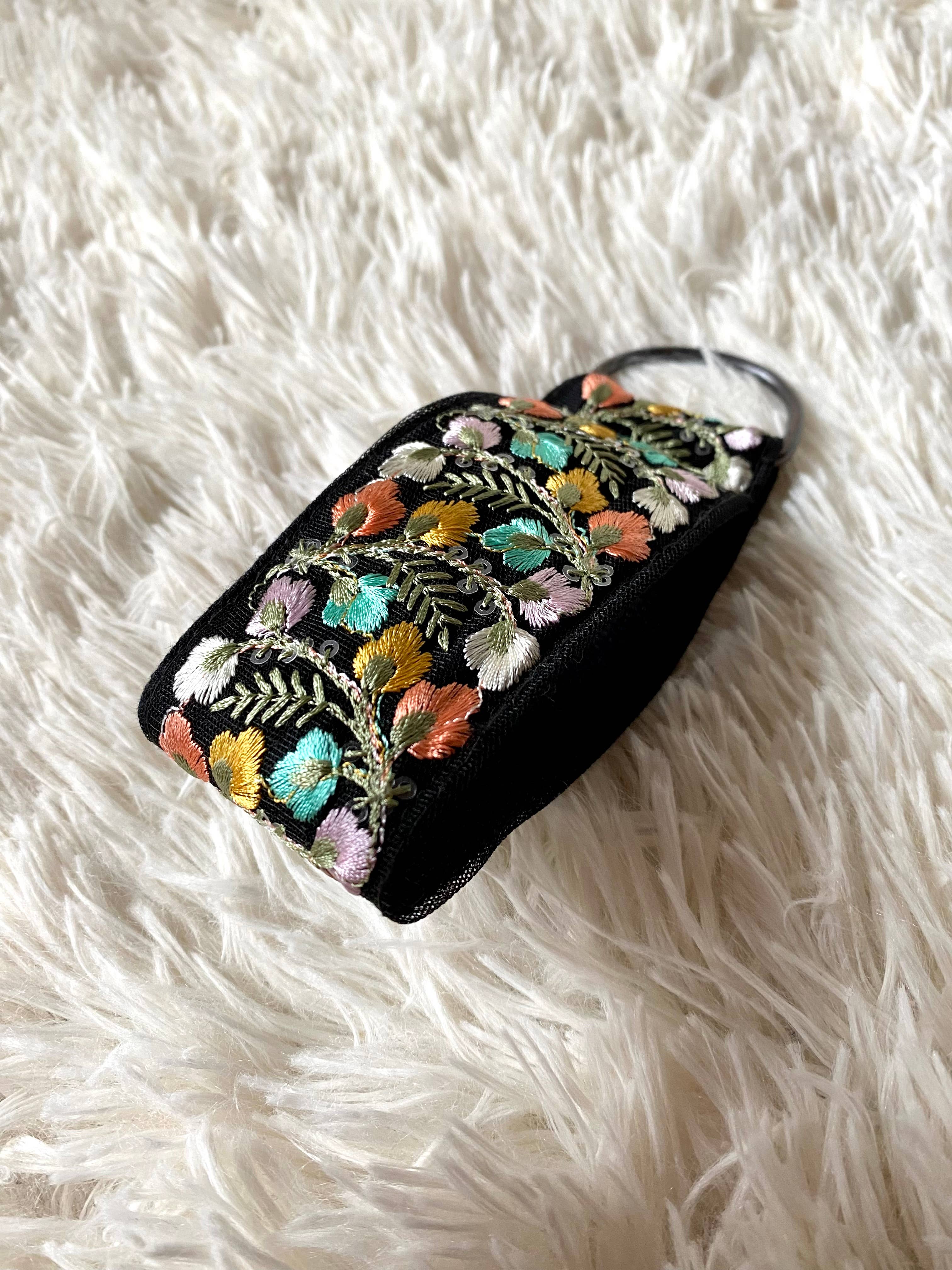 Schlüsselanhänger aus mehrfarbigem Stoff mit Blumenmuster von Ditsy Floral in Schwarz