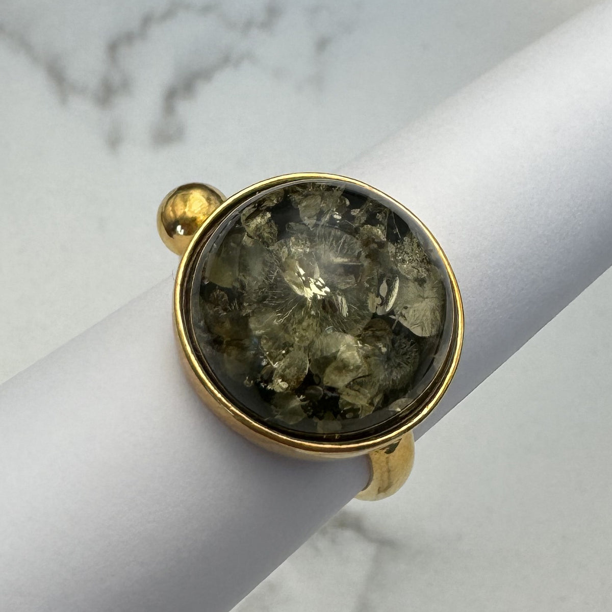 Grüner Bernstein Ring rund mit goldener Kugel, Silber vergoldet