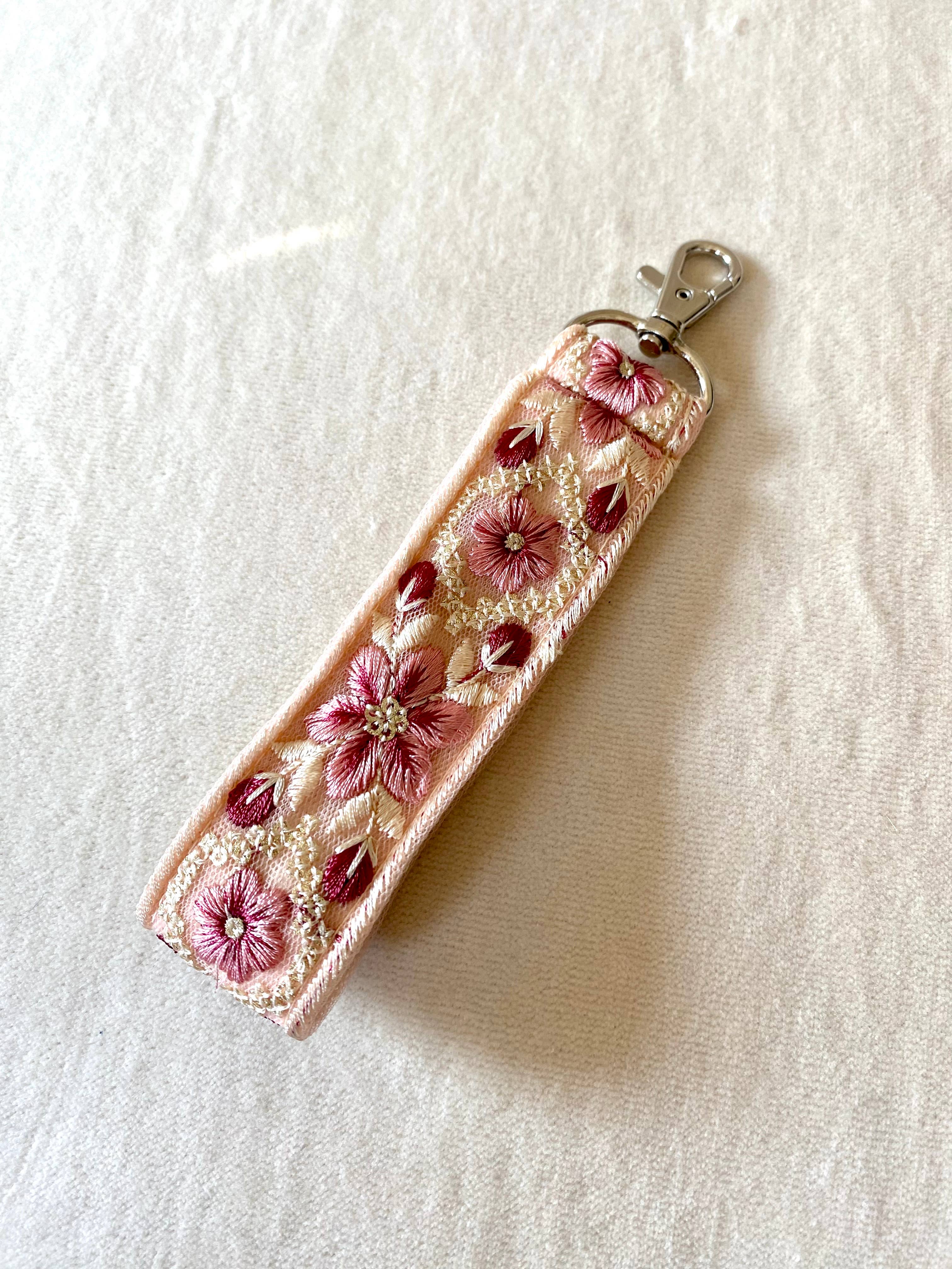 Frost Bloom ~ geblümter Stoff-Schlüsselanhänger mit Haken ~ rosa