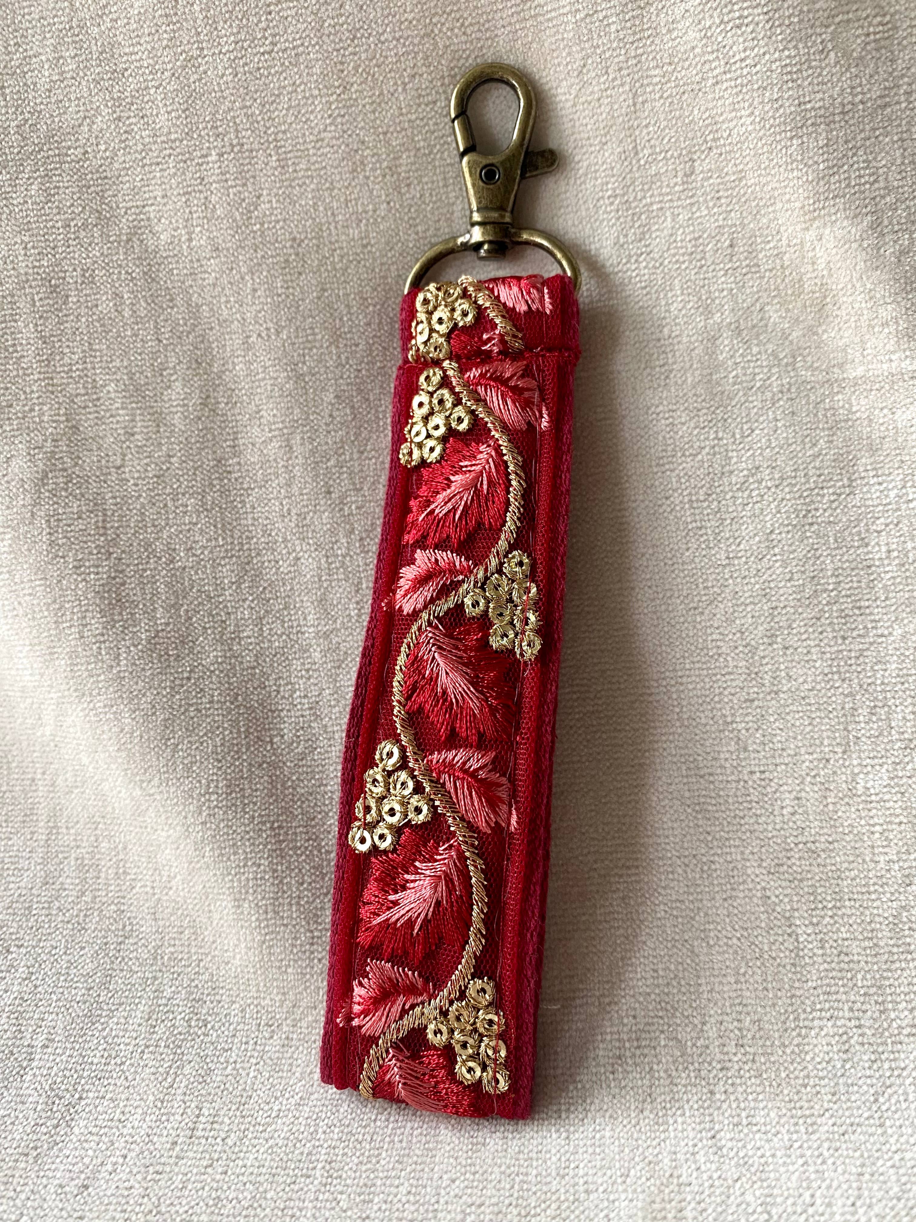 Golden in Ruby ~ Blumen-Schlüsselanhänger aus Stoff mit Weihnachtshaken