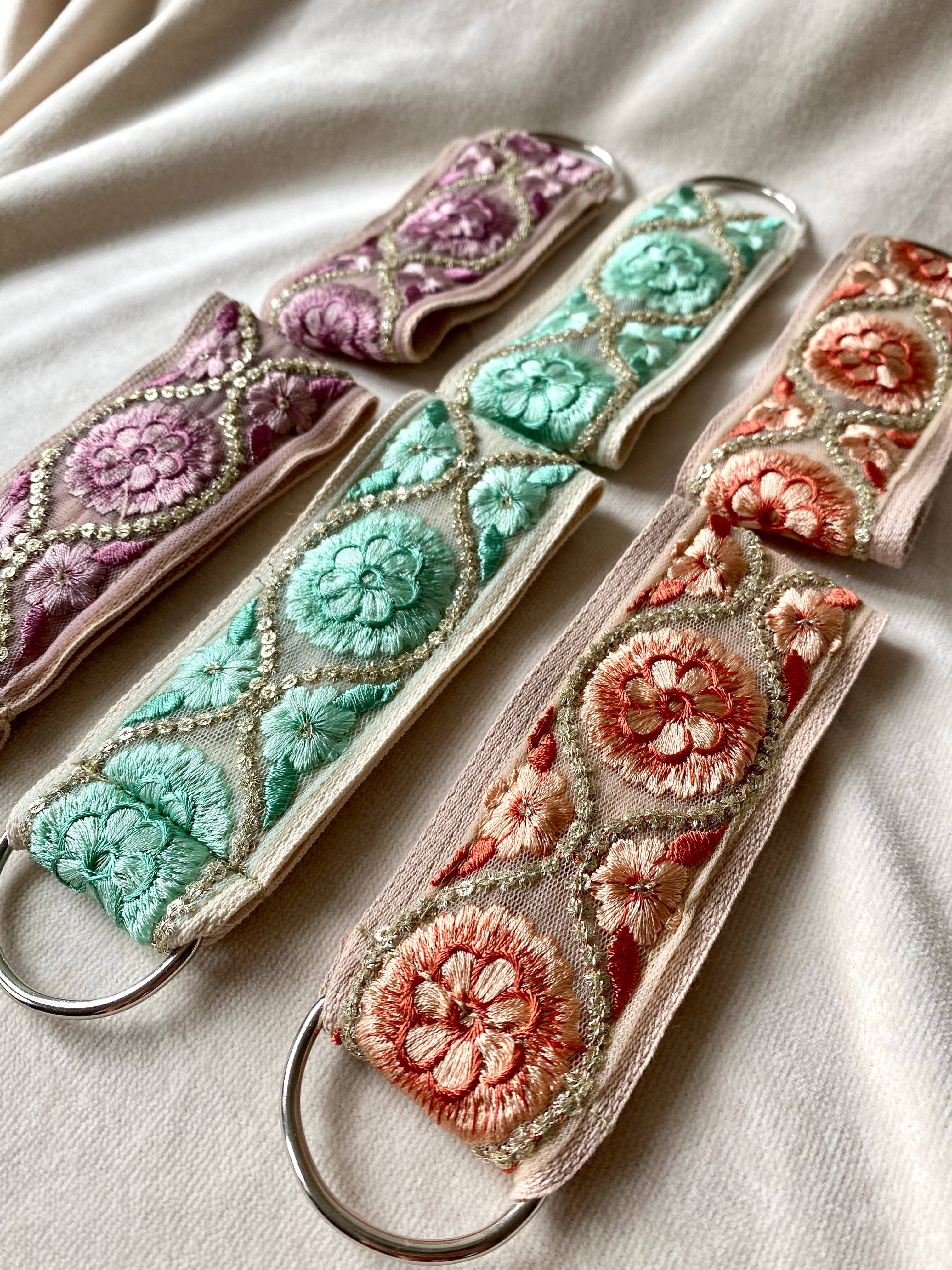 Silver Mint ~ Stoff-Schlüsselanhänger mit Blumenmuster zum Verschenken