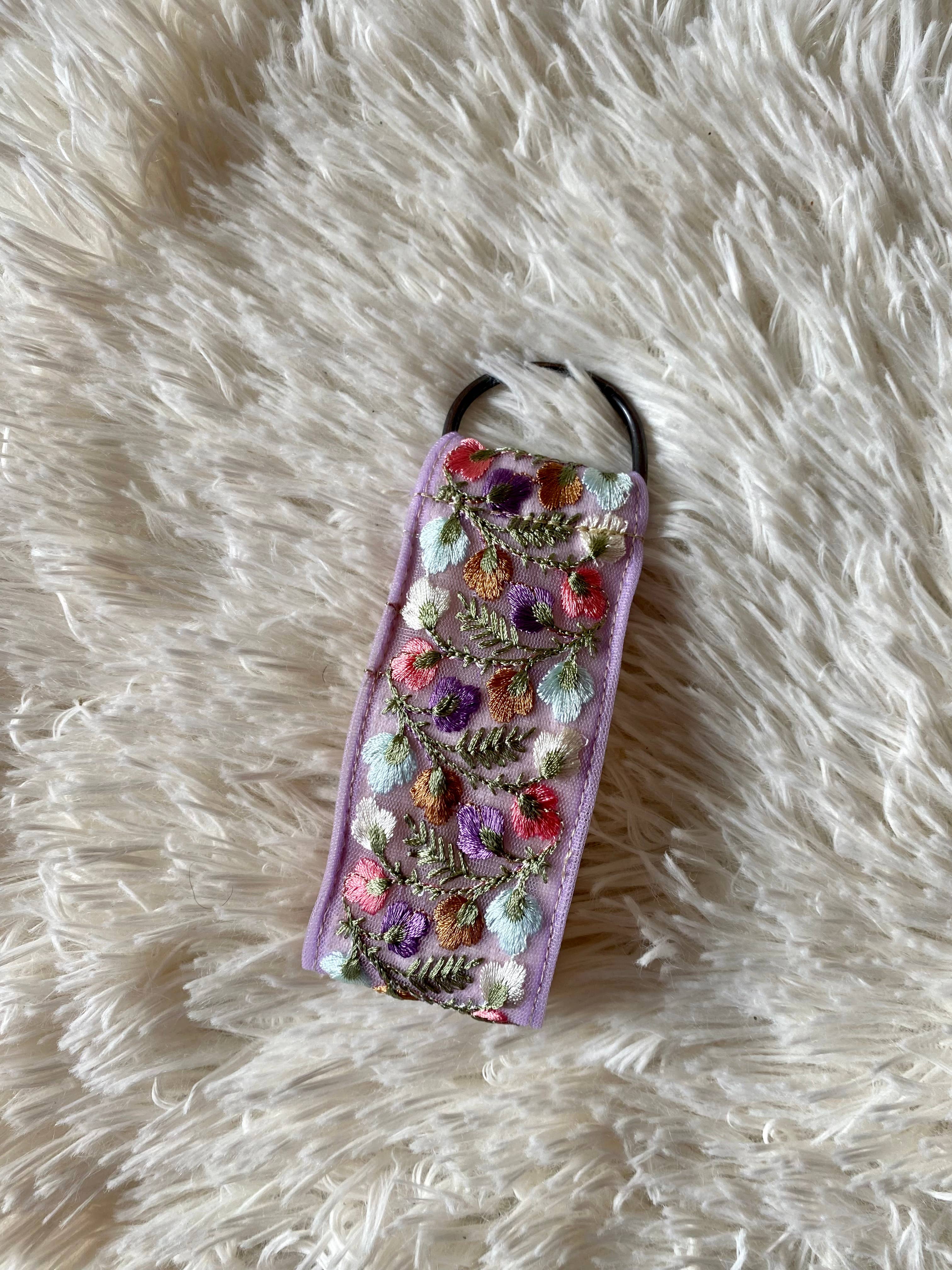 Ditsy Florals in Lila~ Schlüsselanhänger aus geblümtem Stoff zum Verschenken